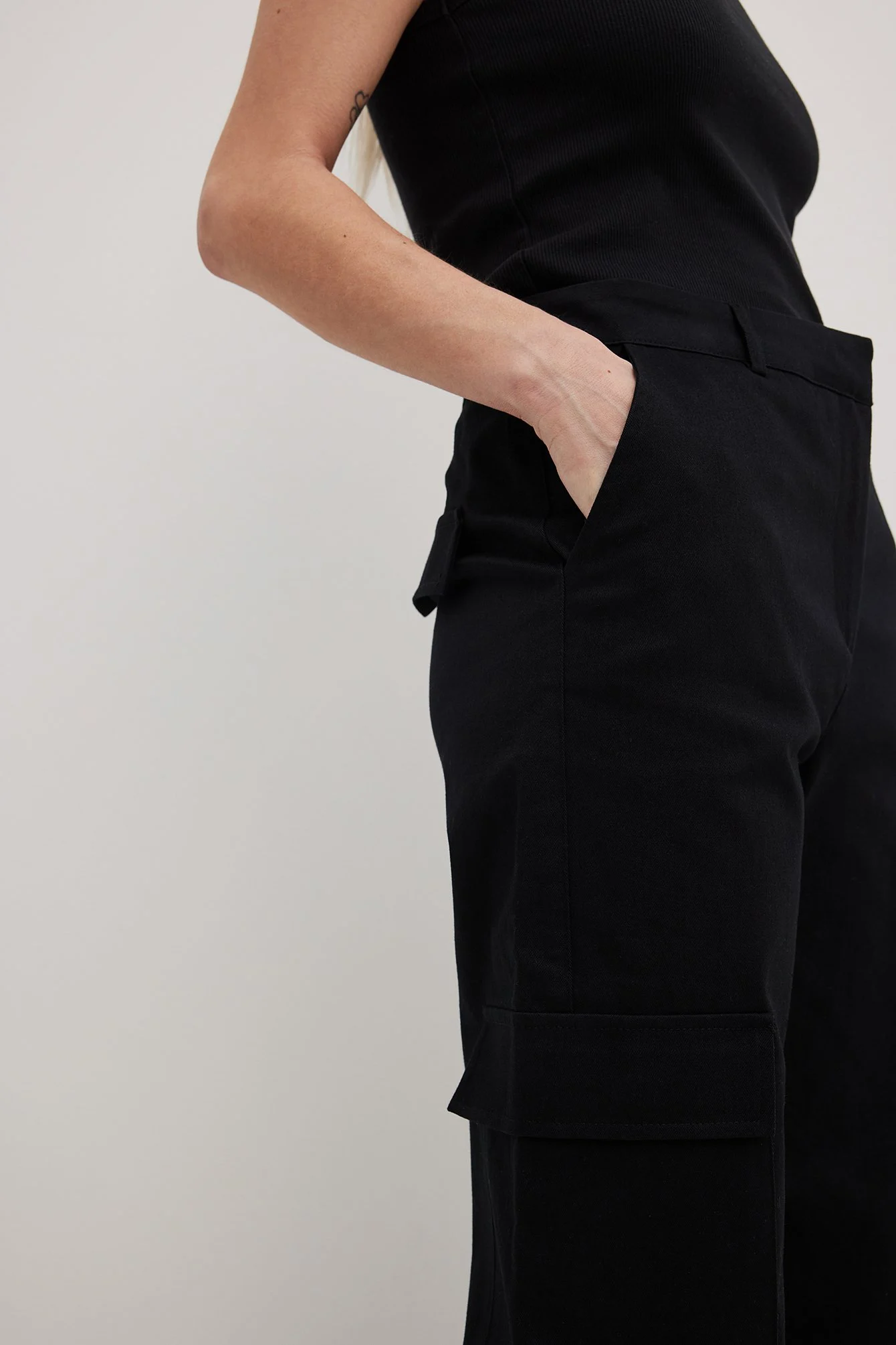 Cargohose mit Taschen und mittlerer Taille