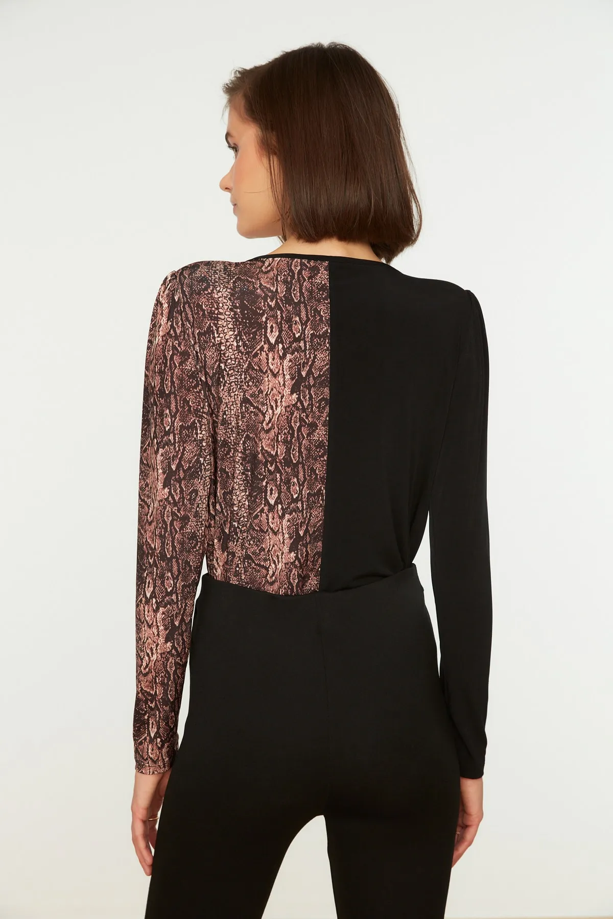 Trendyol Collection  Schwarzer Strickbody mit Farbblockdesign, Animalprint, zweireihigem Kragen und flexiblem Snap-On-Muster TWOAW21BD0012