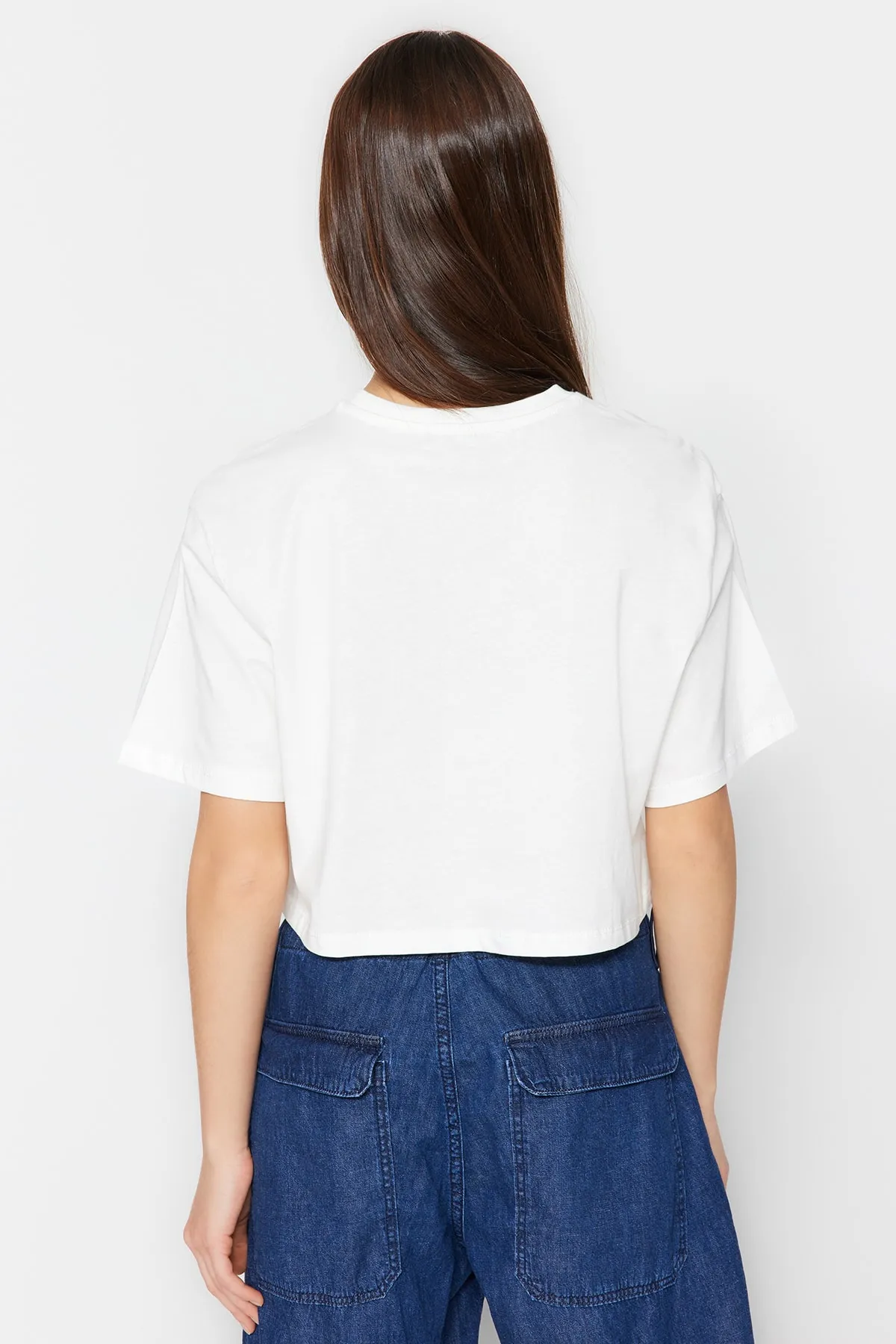Trendyol Collection  Weißes, 100 % Baumwolle bedrucktes, entspanntes/weites, entspannt geschnittenes, kurzes Strick-T-Shirt mit Rundhalsausschnitt TWOSS23TS00369