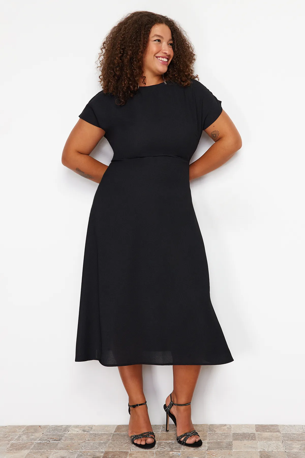 Trendyol Curve  Schwarzes A-Linien-Maxi-Gewebekleid TBBSS24AH00015