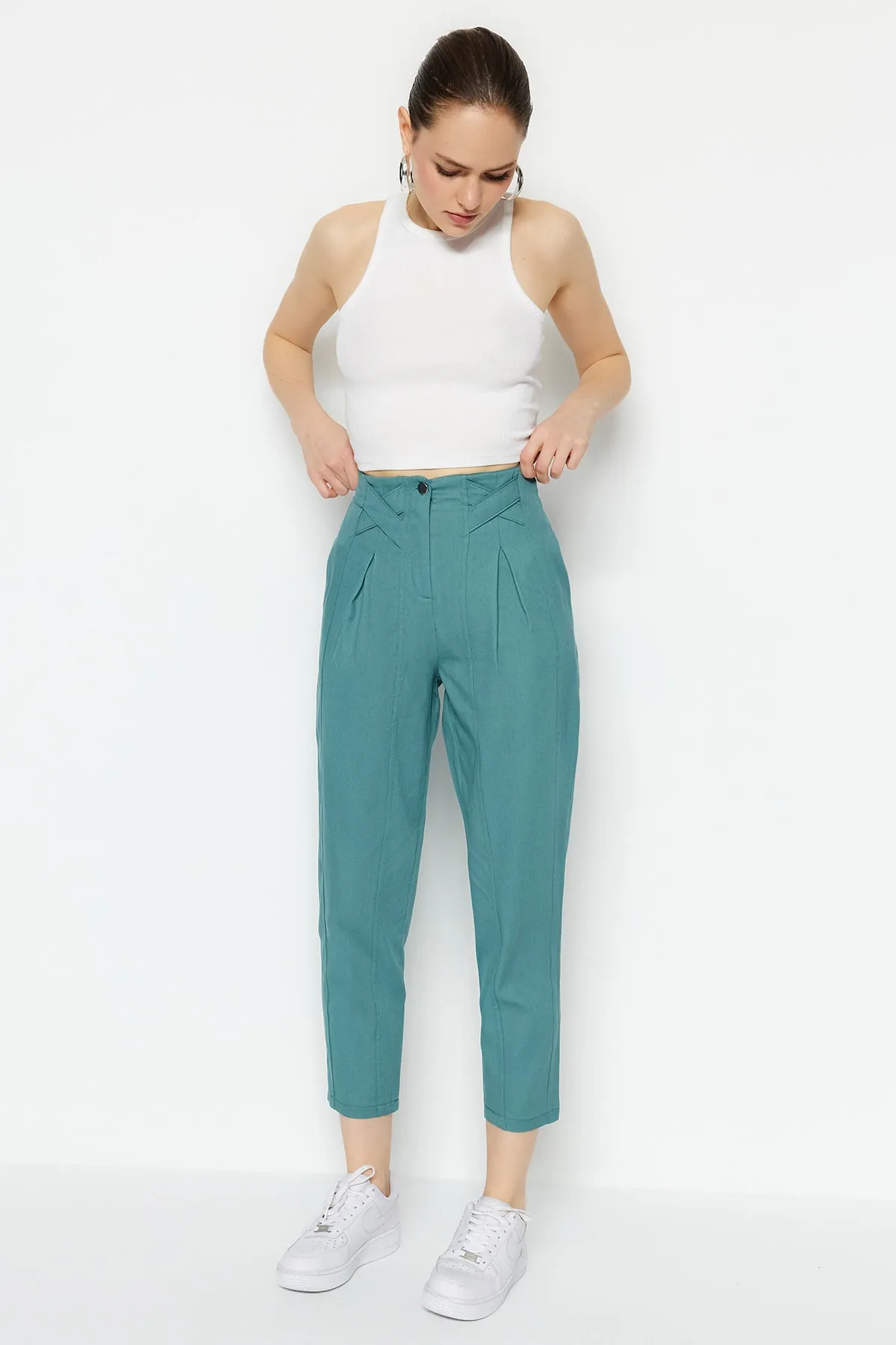 Trendyol Collection  Petrolfarbene, gewebte Hose aus Baumwolle mit Karottenmuster und detaillierten Streifen TWOAW22PL0342