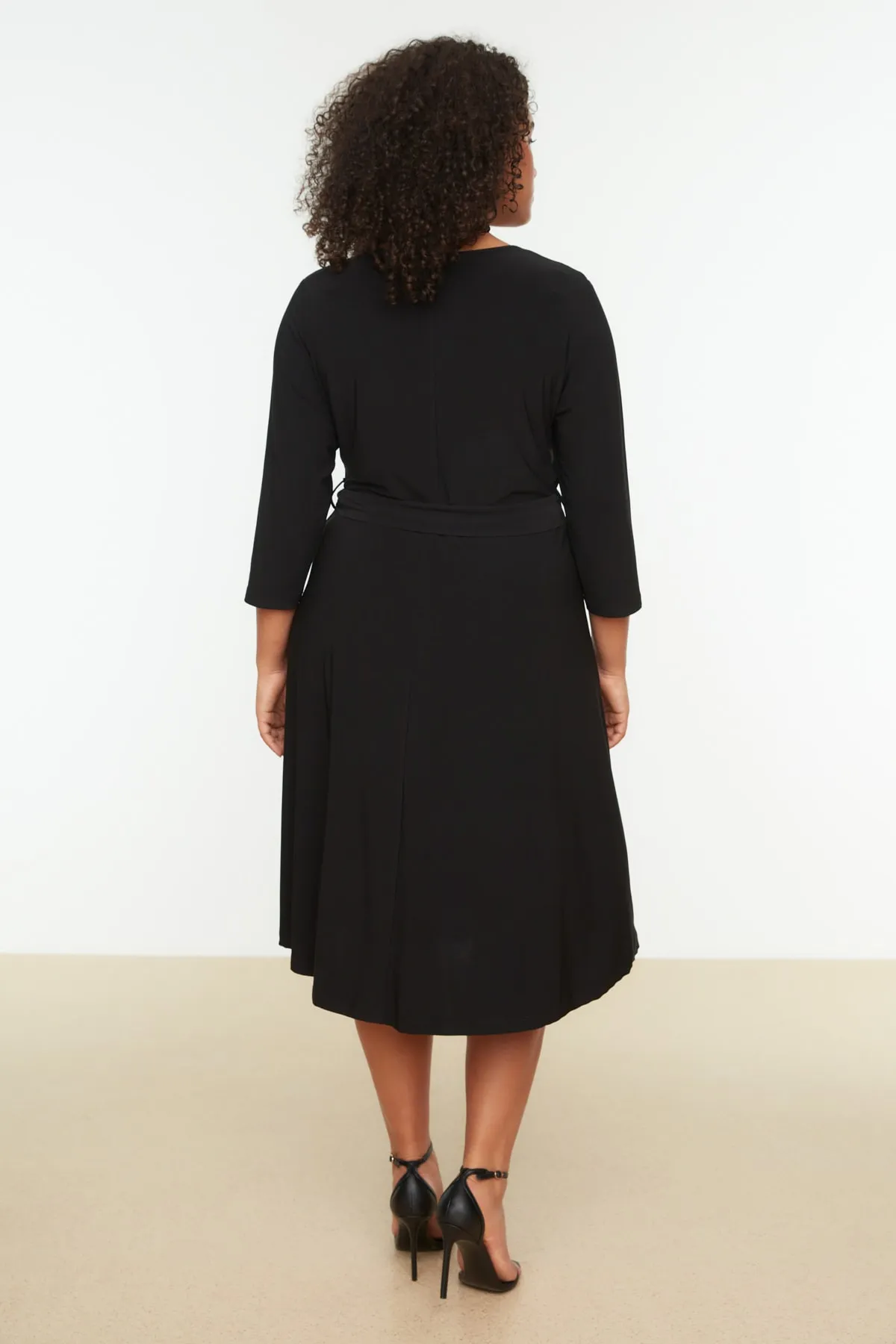Trendyol Curve  Schwarzes A-Linien-Strickkleid mit Gürtel TBBSS22AH0176