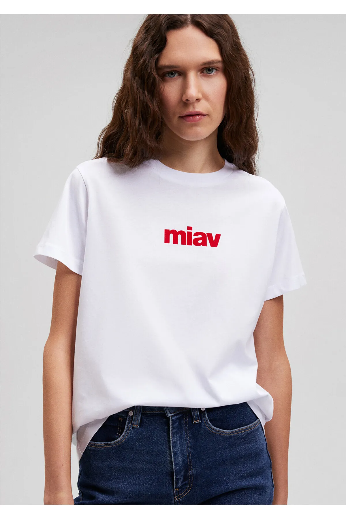 Mavi  Weißes T-Shirt mit rotem Miav-Aufdruck, reguläre Passform / normaler Schnitt 1610622-86417
