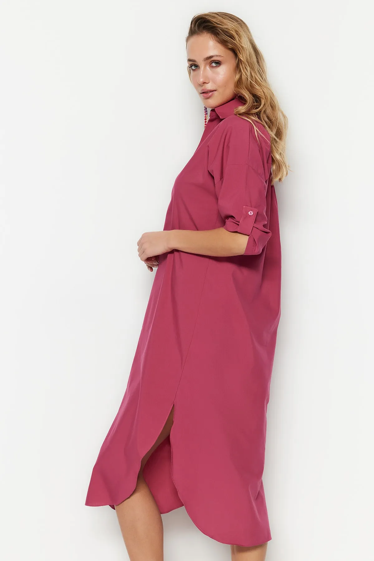 Trendyol Collection  Pflaumenfarbenes Midi-Strandkleid mit gewebtem Schlitz TBESS21EL3847