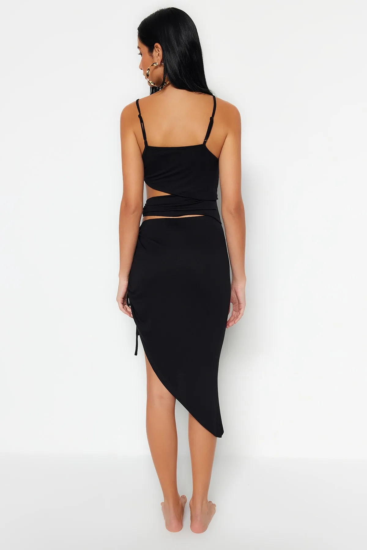 Trendyol Collection  Schwarzes, figurbetontes, gestricktes Mini-Strandkleid mit Ausschnitten/Fenstern TBESS23EL00159