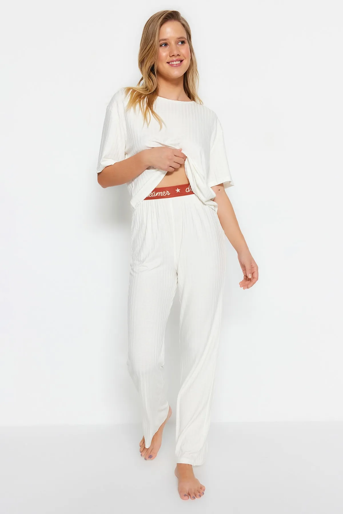 Trendyol Collection  Ecrufarbener, mit Slogan bedruckter, detaillierter Gummi-T-Shirt-Hose aus schnurgebundener Baumwolle, gestrickter Pyjama THMSS21PT1016