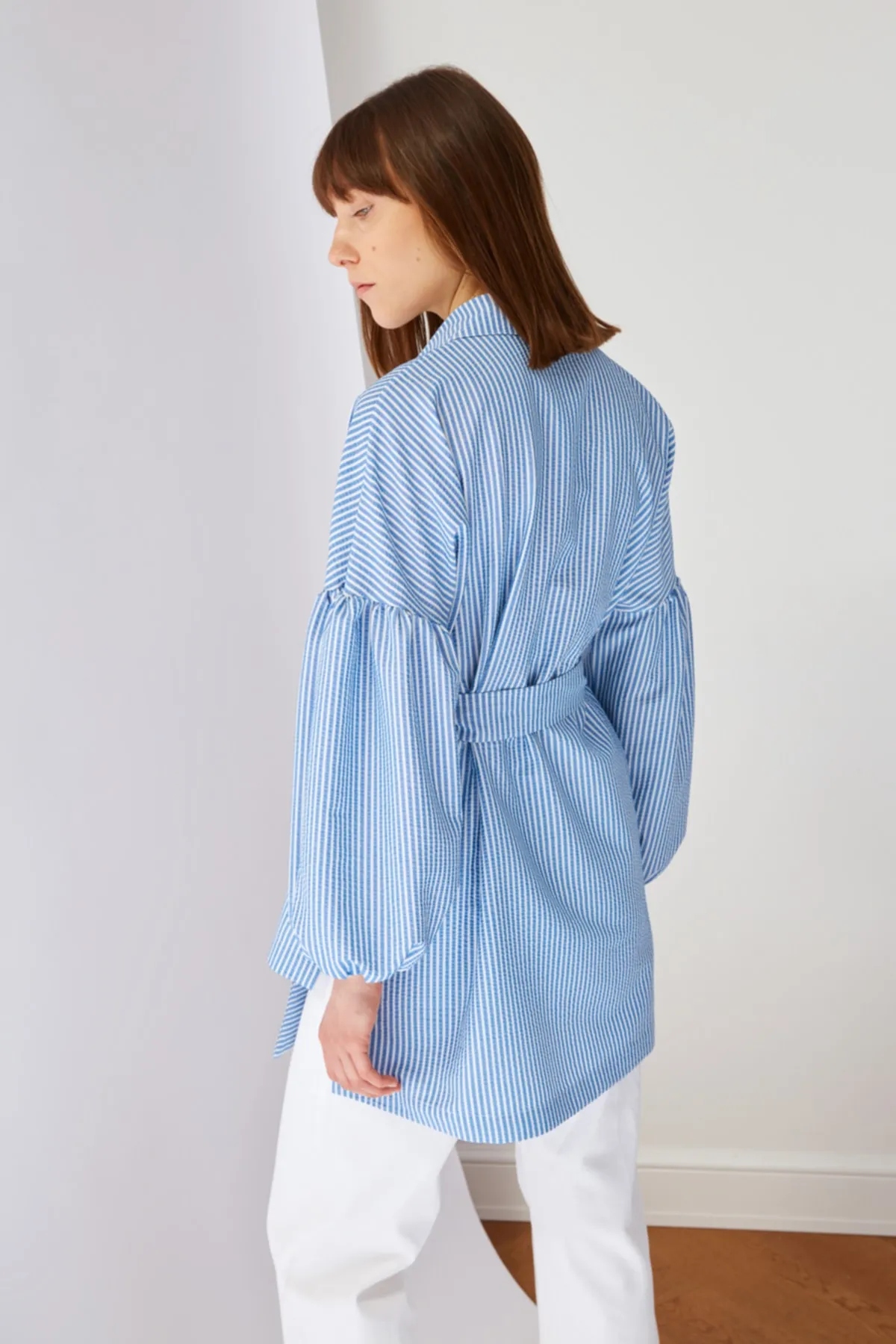 Trendyol Modest  Blau gestreiftes, gewebtes Hemd mit Ballonärmeln und langem Rücken, Gürtel TCTSS22GO0116
