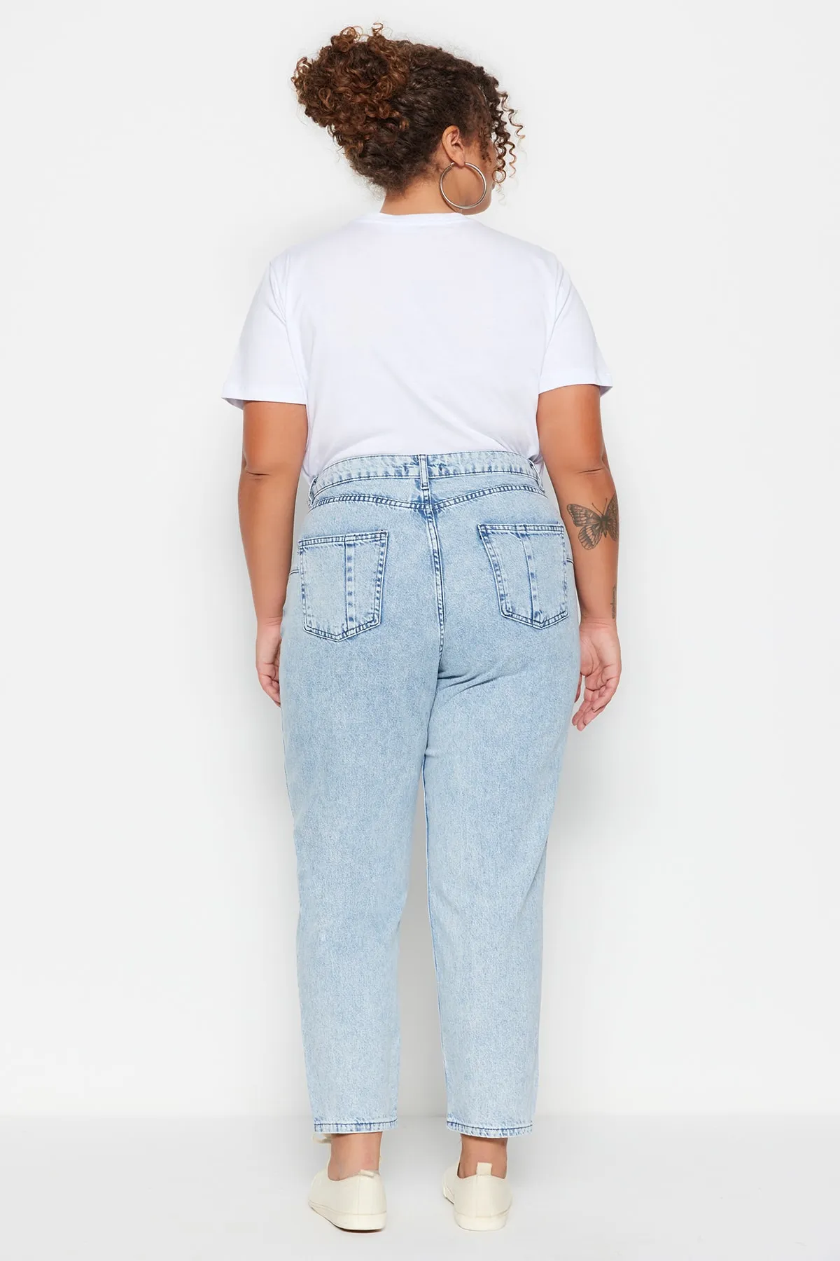 Trendyol Curve  Hellblaue Mom-Fit-Jeans mit hoher Taille und detailliertem Destroyed-Effekt TBBSS23CJ00019