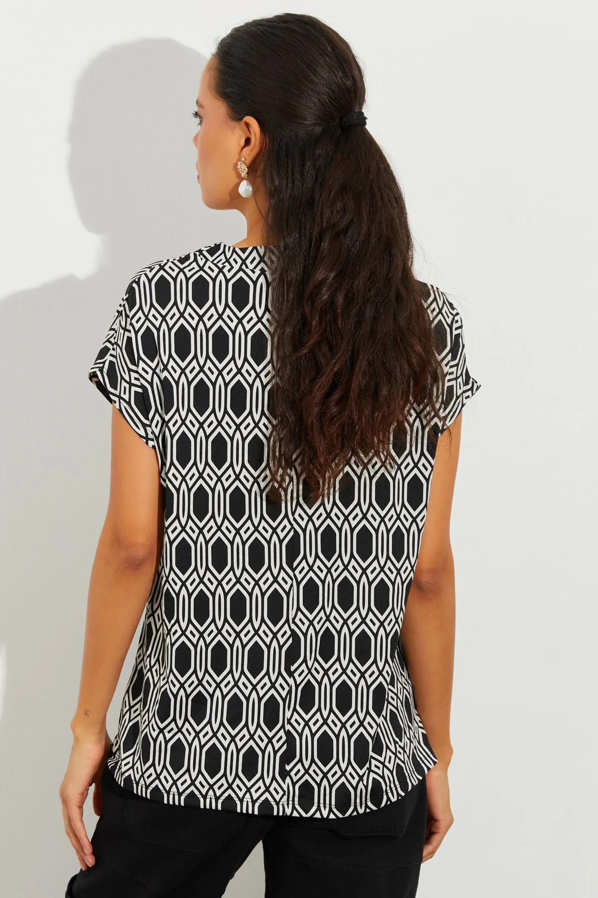 Cool & Sexy  Schwarz-weiß gemusterte Damenbluse mit V-Ausschnitt LPP1217