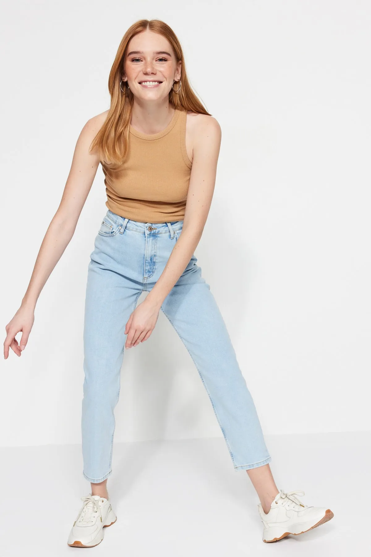 Trendyol Collection  Hellblaue Slim-Mom-Jeans mit hoher Taille TWOSS23JE00097