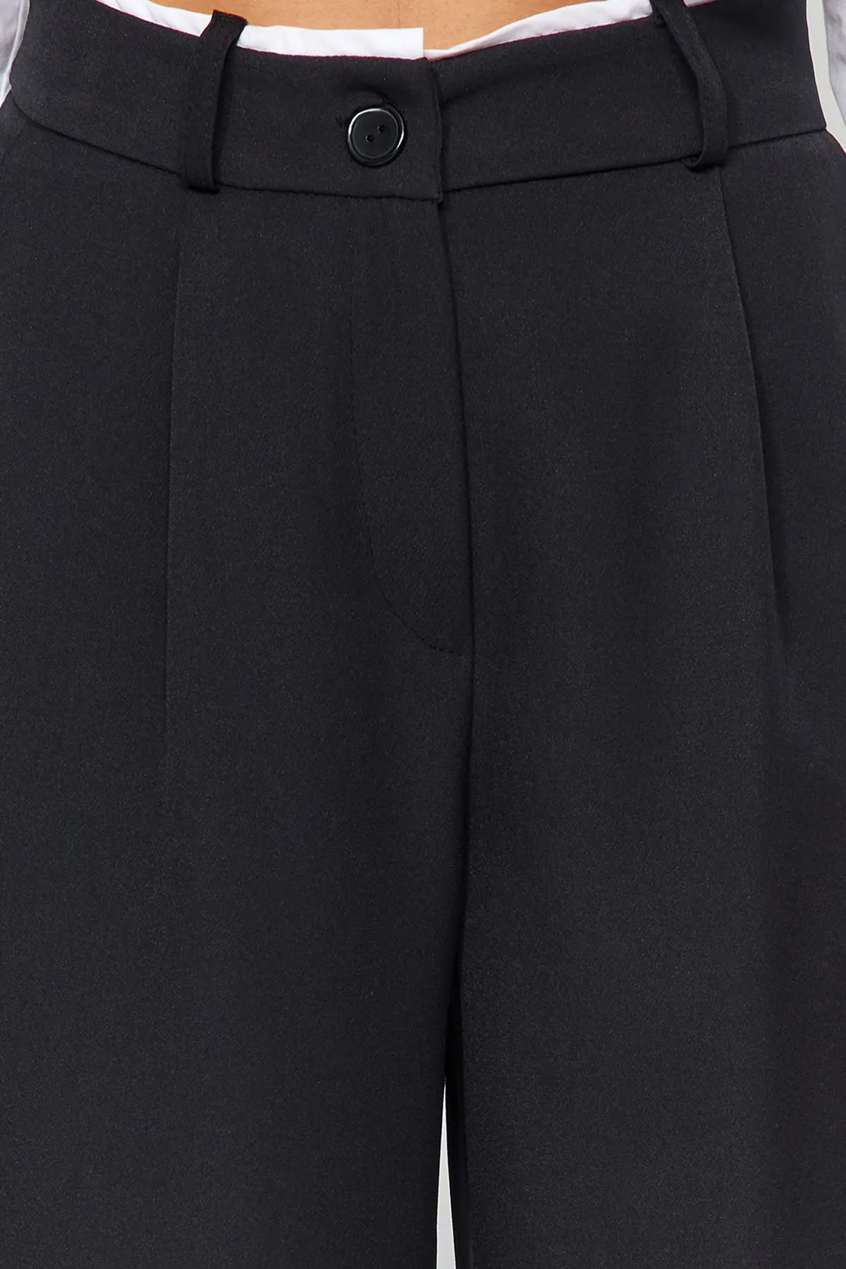 Trendyol Collection  Schwarze Webhose mit weitem Bein und Gürteldetail TWOAW24PL00341
