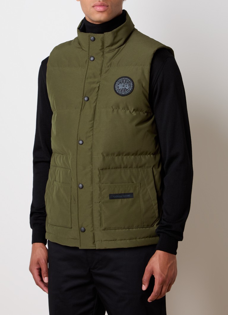 Vestă matlasată Canada Goose Freestyle cu umplutură de puf și buzunare laterale.