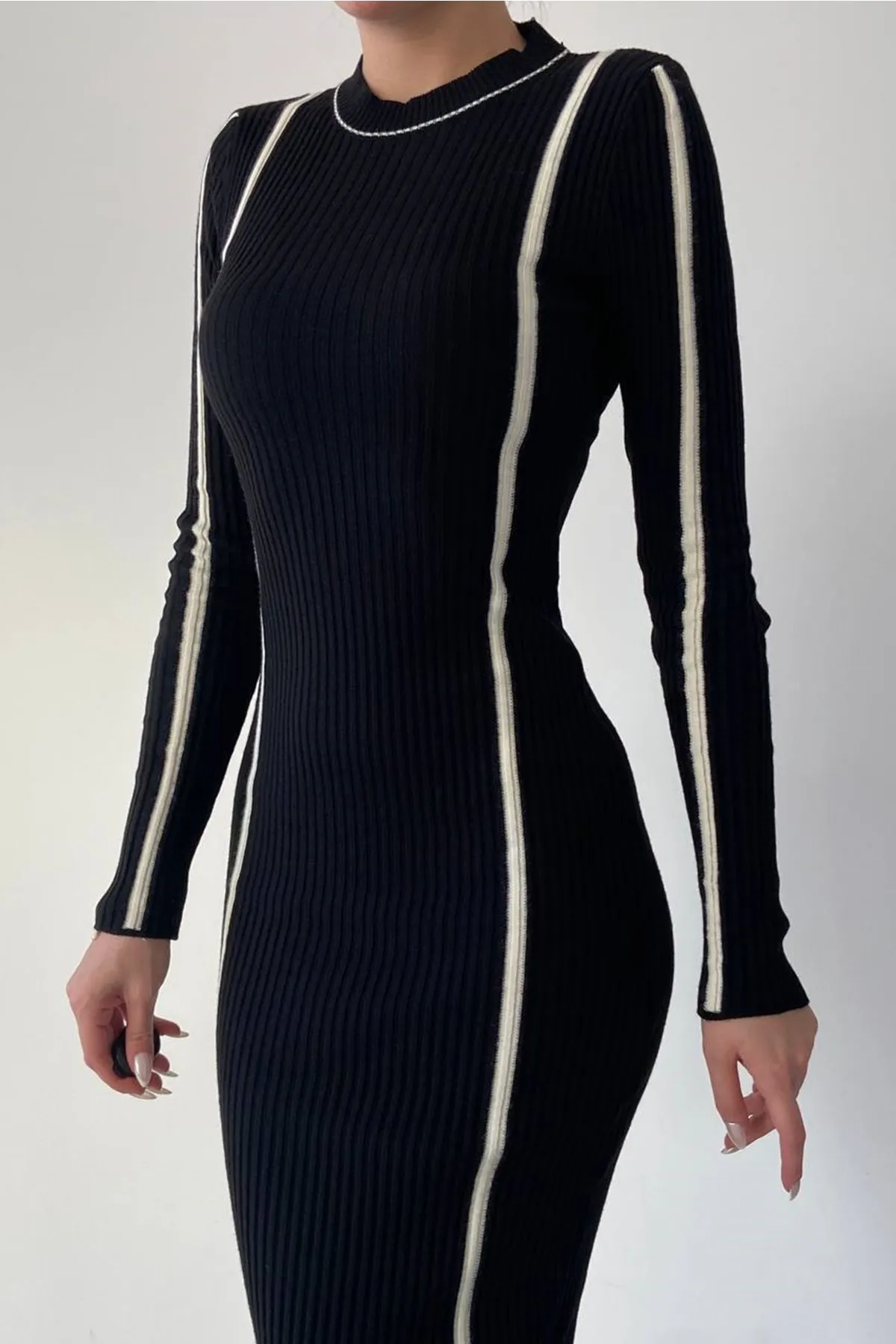 lovebox  Schwarzes Midikleid aus dehnbarem Strickstoff mit Streifenmuster und Rundhalsausschnitt, langen Ärmeln, 188