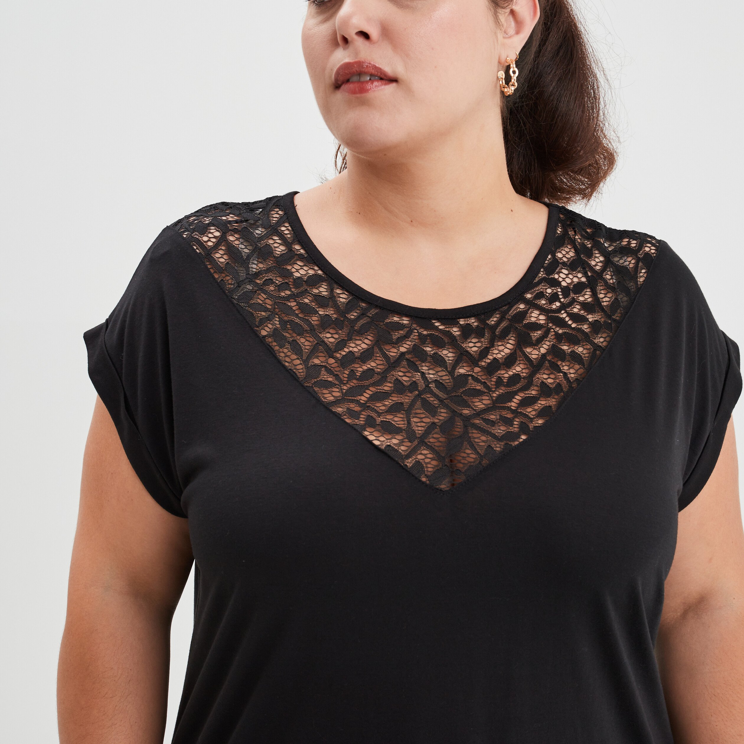 T-shirt col à dentelle Modavista noir femme grande taille | La Halle