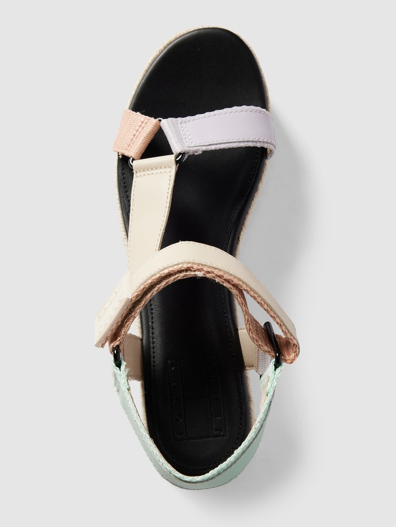 Sandalen mit Label-Schriftzug in pastellgelb
