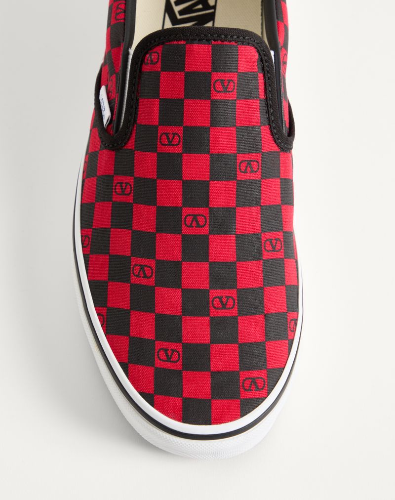 Tênis slip-on Valentino Garavani e Vans em tecido com estampa xadrez do logo V.