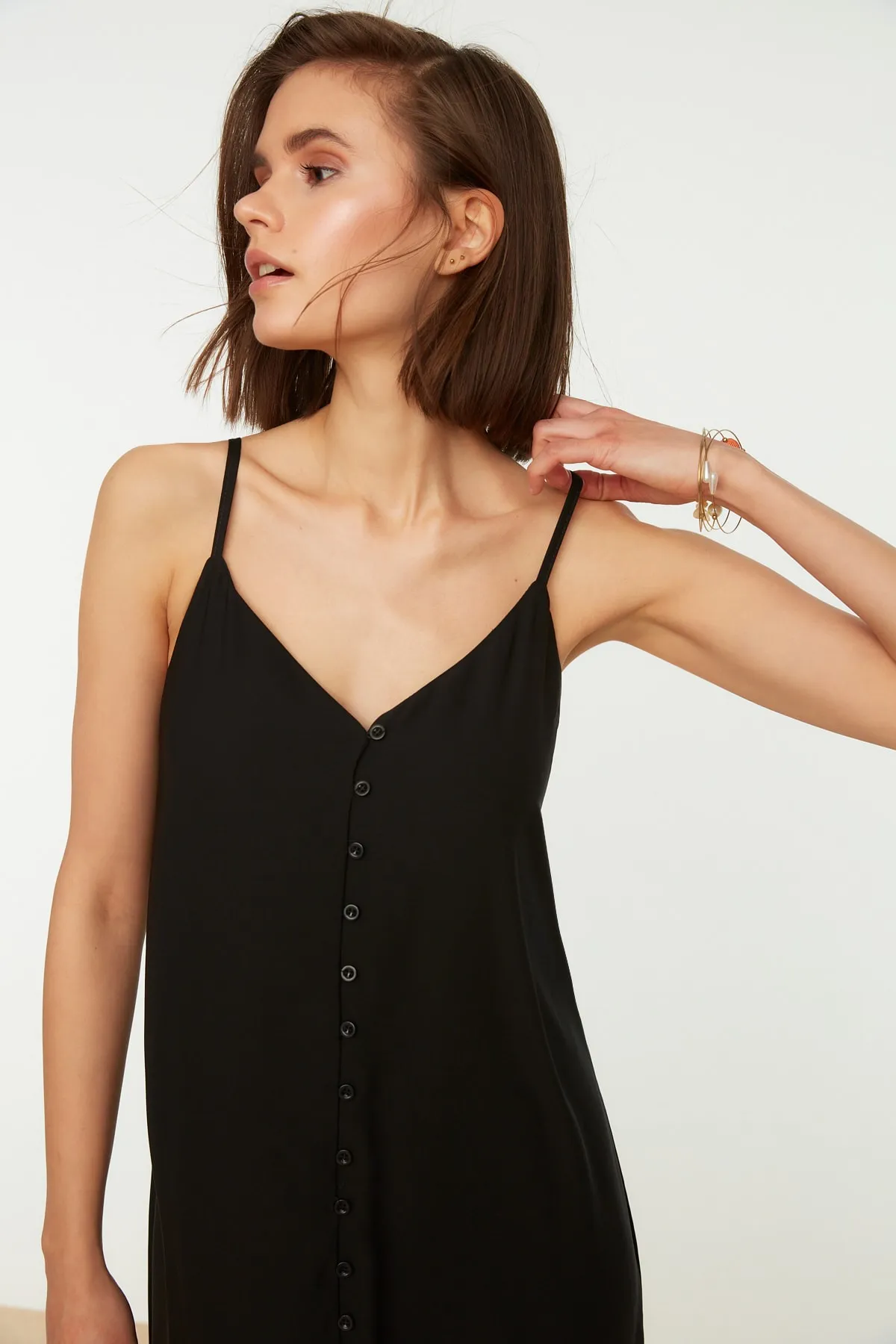 Trendyol Collection  Schwarzes, gewebtes Kleid mit Trägern und Knöpfen TWOSS21EL1990