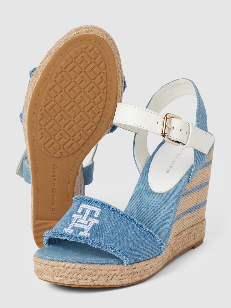 Wedges mit Label-Detail in jeans