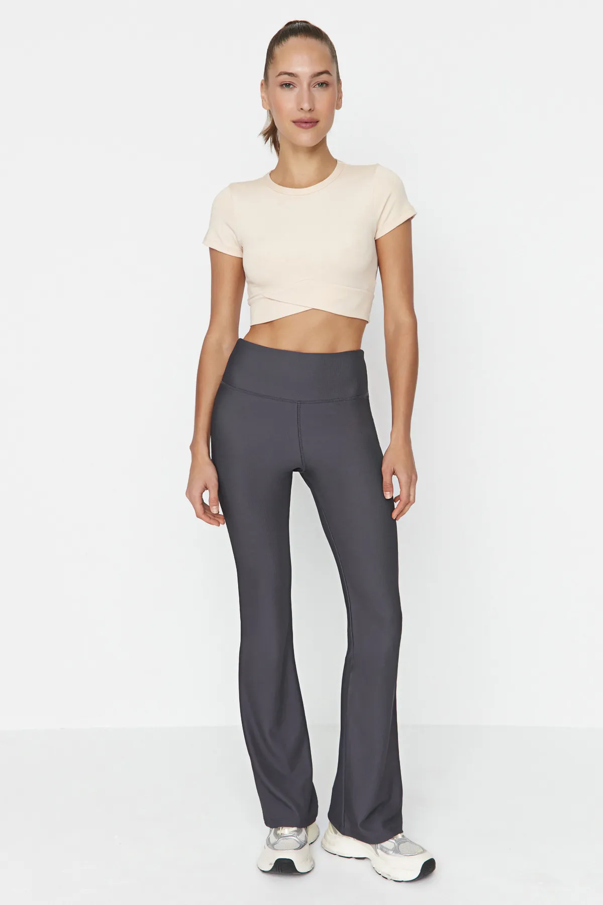 Trendyol Collection  Dunkelanthrazitfarbene, schnurgebundene, gestrickte Yoga-Sportstrumpfhose mit spanischen Beinen TWOAW23TY00011