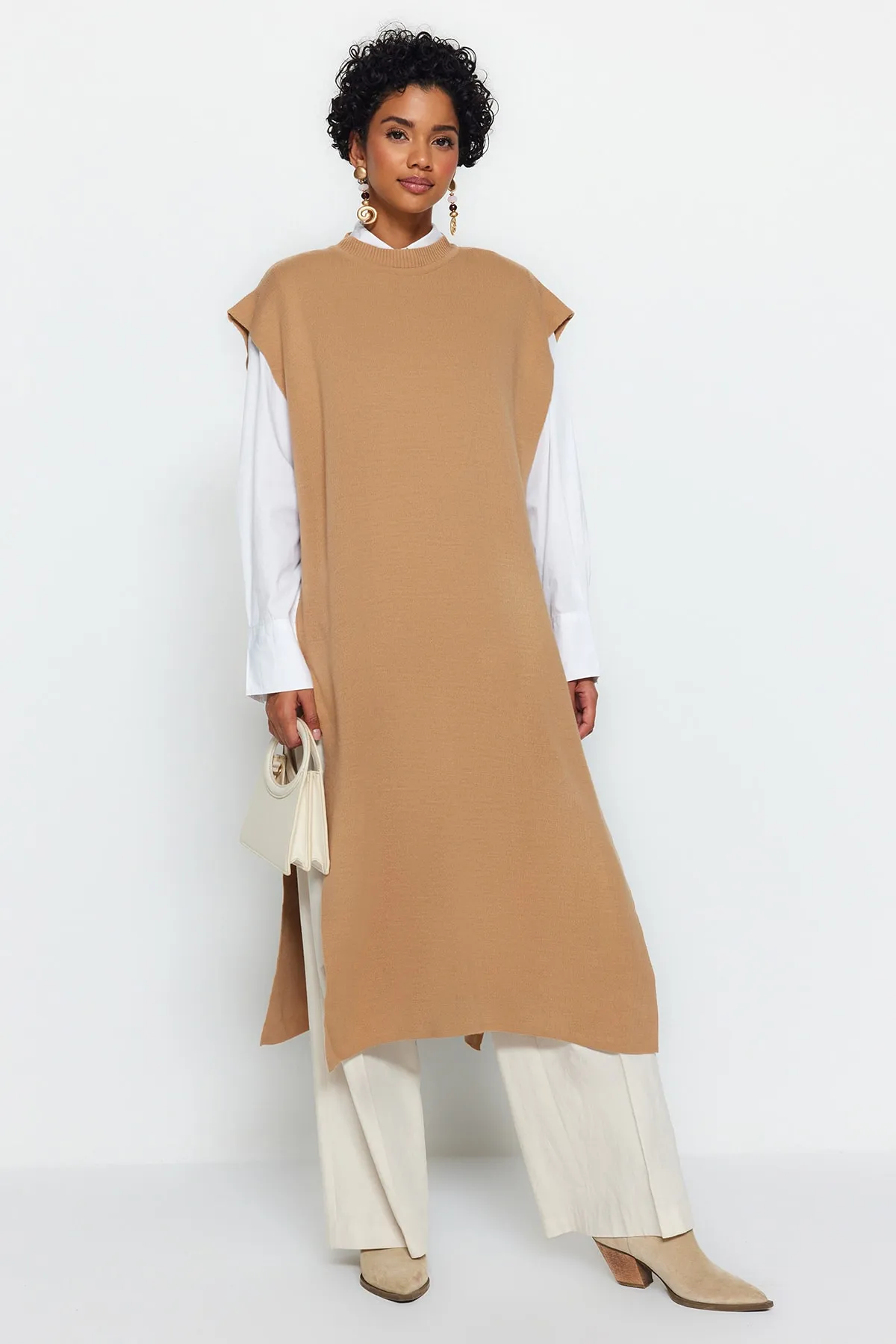 Trendyol Modest  Langer Strickpullover mit beigem Seitenband und detailliertem Detail TCTAW24UV00025