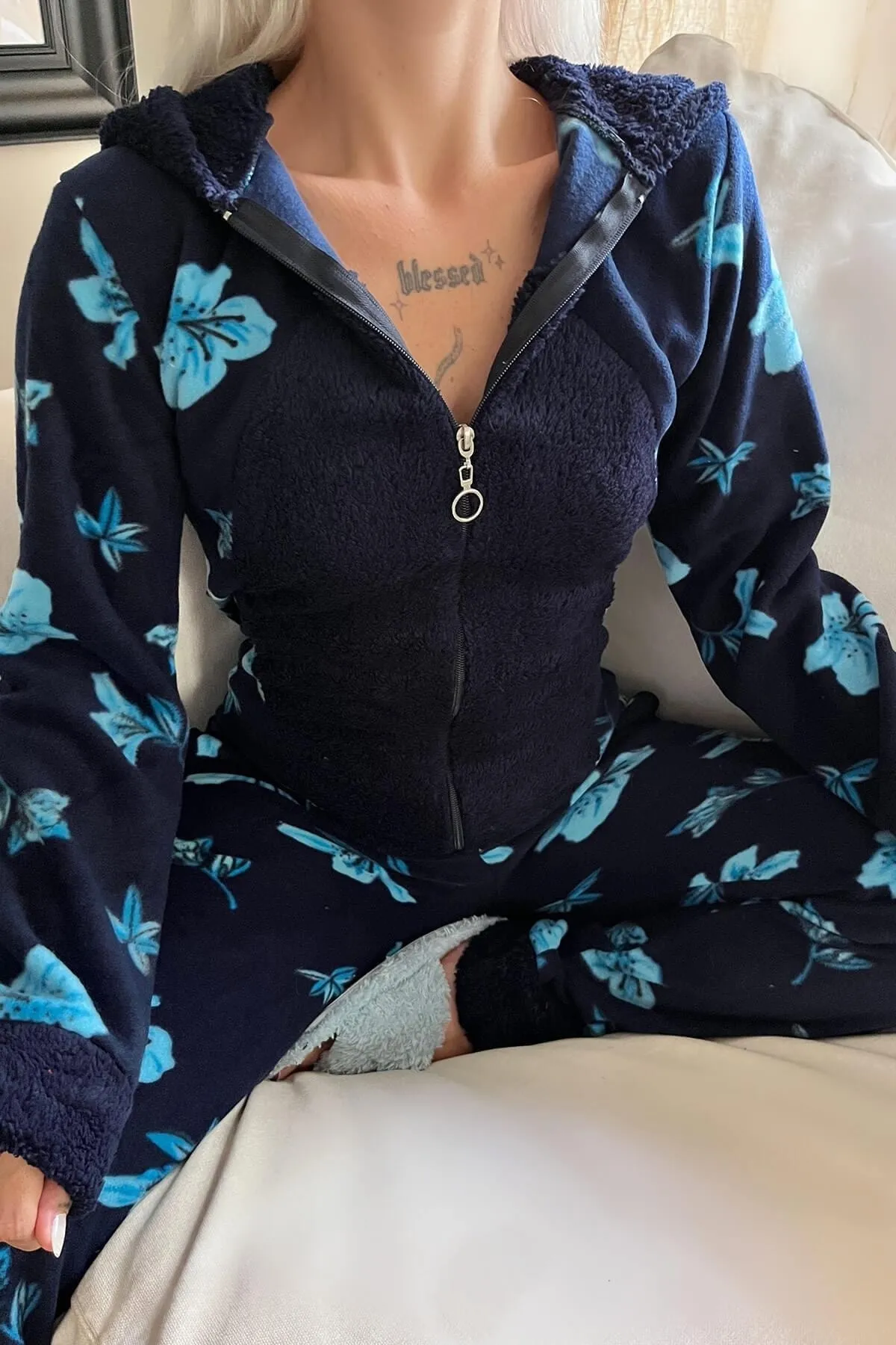 Pijamaevi  Marineblauer Damen-Pyjama aus Fleece-Plüsch mit Palmate-Muster