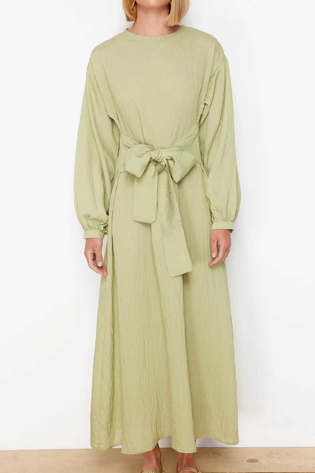 Trendyol Modest  Khakifarbenes gewebtes Kleid mit Bindeband vorne TCTSS24EB00131