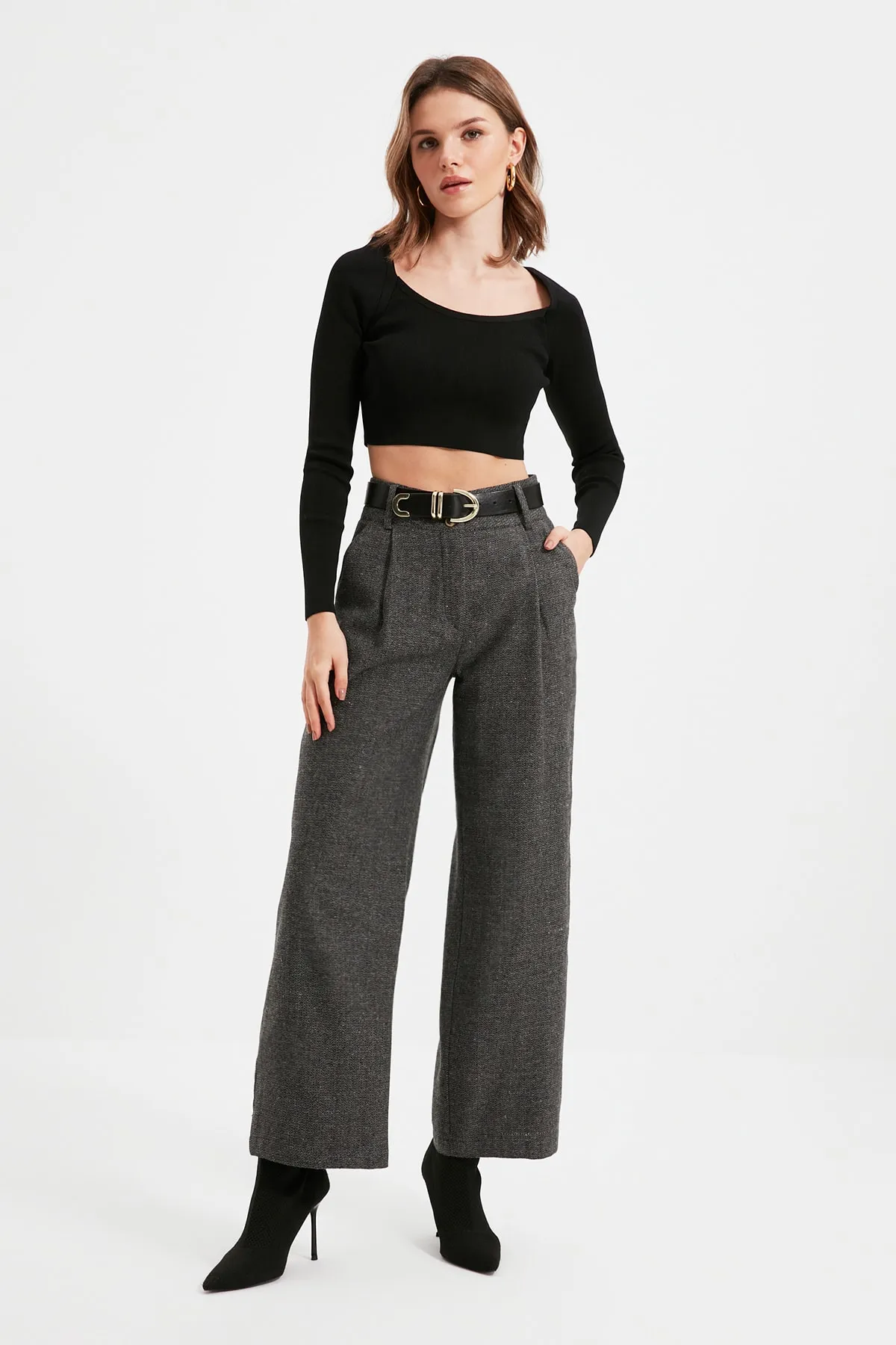 Trendyol Collection  Anthrazitfarbene gewebte Hose mit weitem Bein und weitem Bein in Petite-Größe TWOAW22PL0295