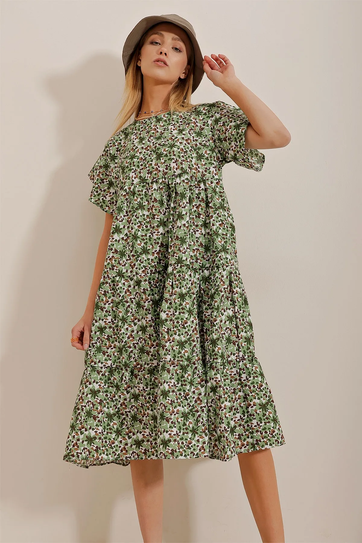 Trend Alaçatı Stili  Damen-Popelinekleid mit Rundhalsausschnitt, Volant und Blumenmuster in Khaki ALC-X10241