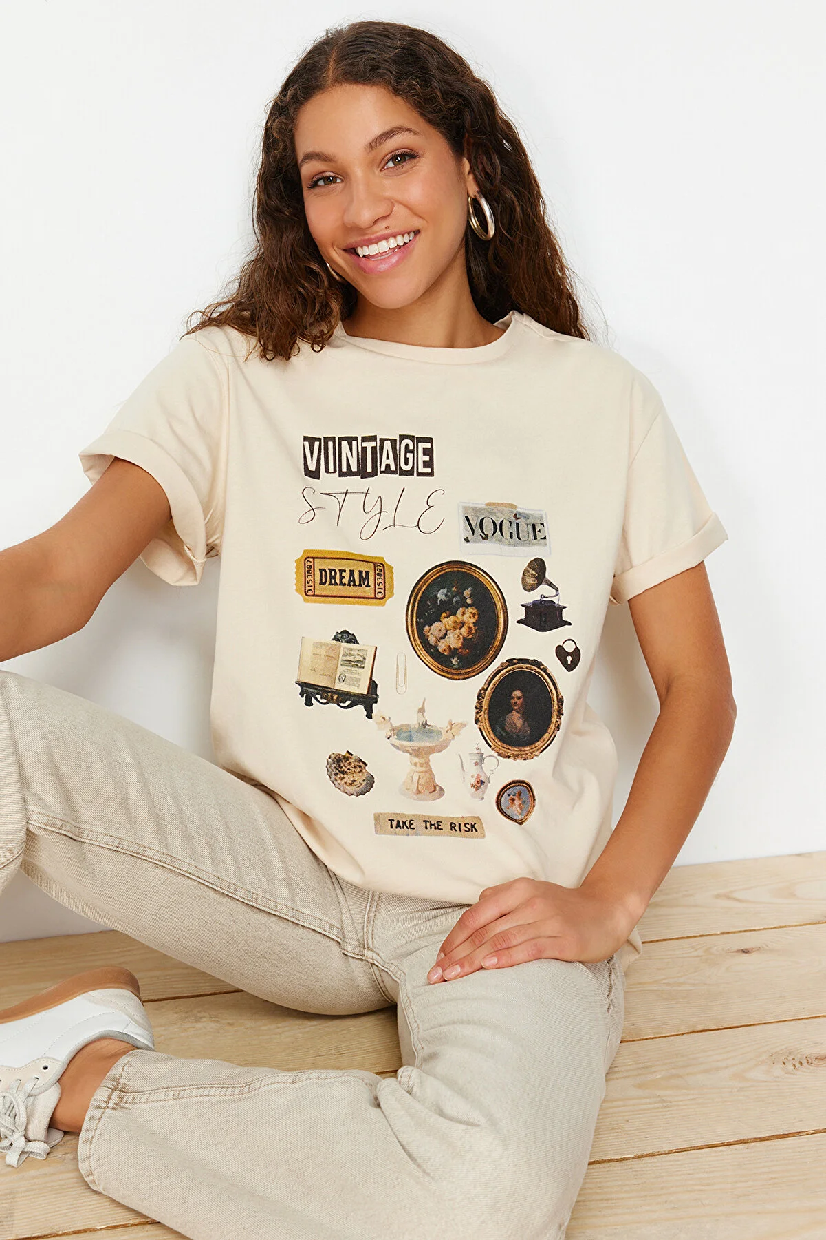 Trendyol Collection  Hochwertiges Stone-Strick-T-Shirt aus 100 % Baumwolle mit Print in Übergröße/weiter Passform und Rundhalsausschnitt TWOSS23TS00282