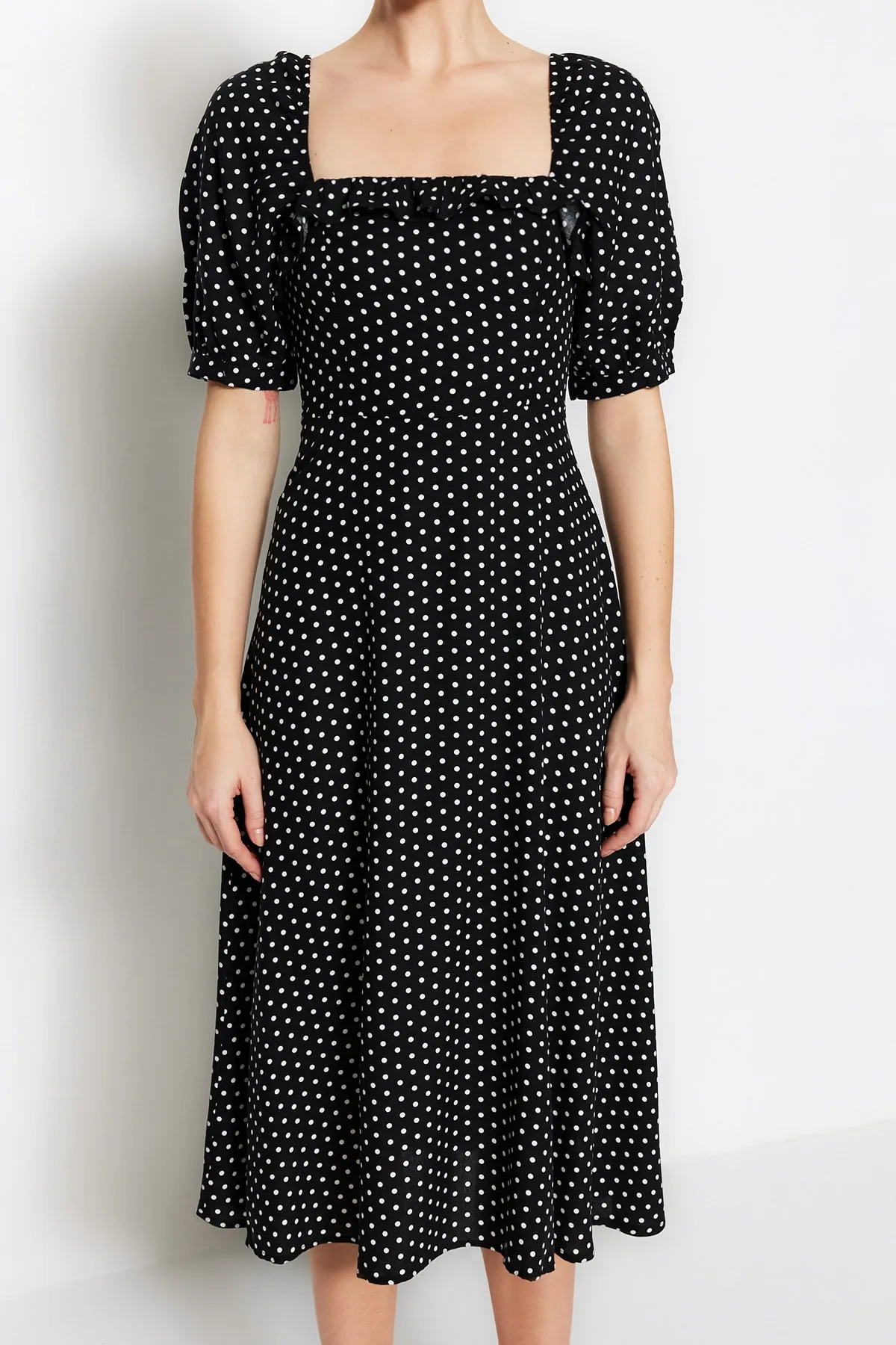 Trendyol Collection  Schwarzes A-Linien-Midikleid mit gewebten Rüschen und Punkten TWOSS21EL0511