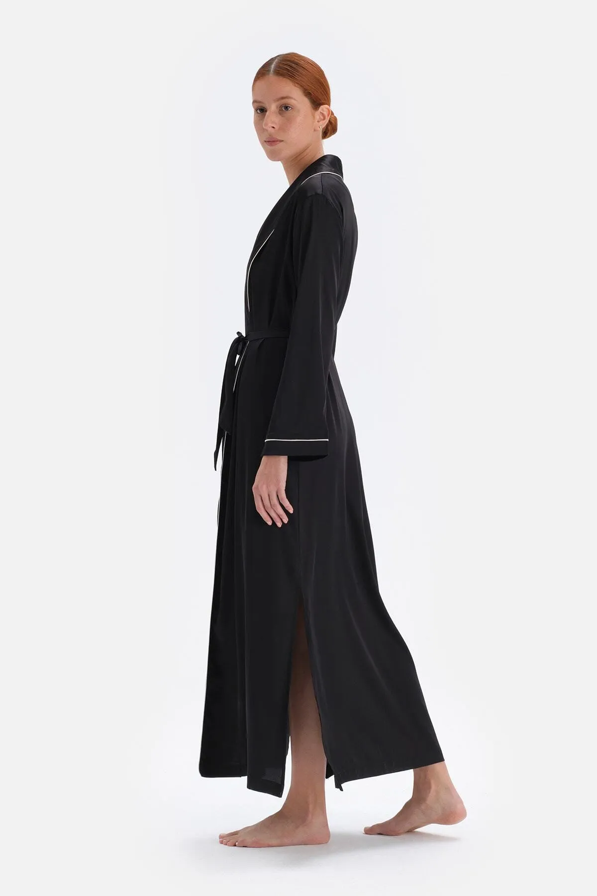 Dagi  Schwarzer Morgenmantel aus Satin mit Paspeln und detaillierten Details