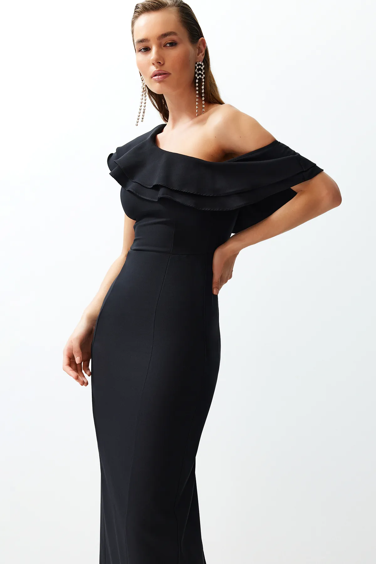 Trendyol Collection  Elegantes Abendkleid mit Volants in Schwarz TPRSS24AE00066