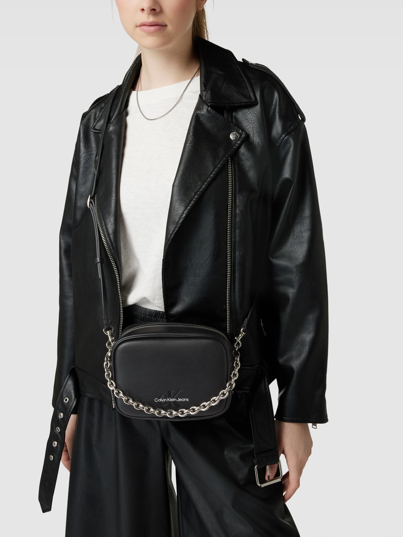Umhängetasche mit Label-Details Modell 'SCULPTED' in schwarz