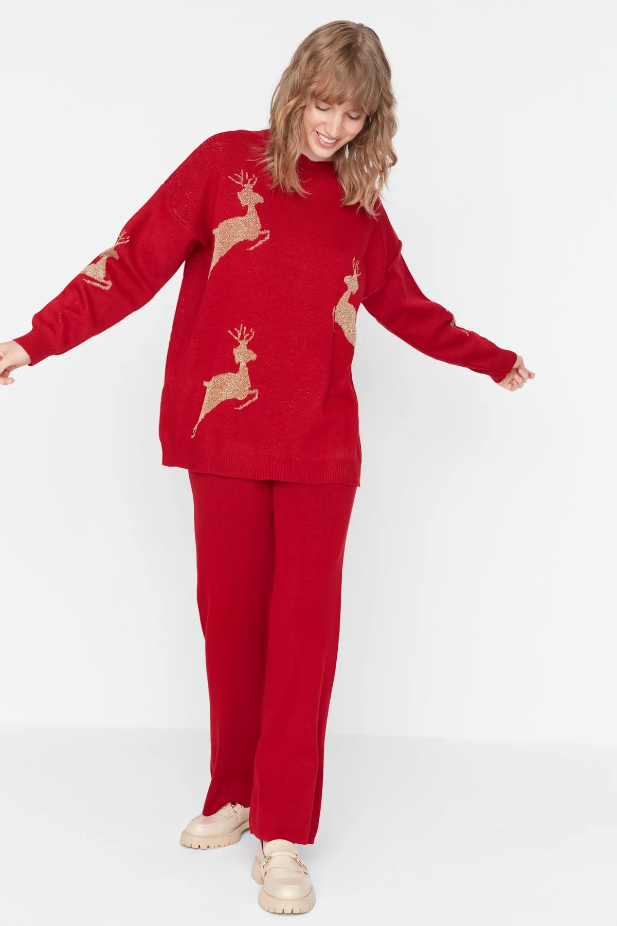 Trendyol Collection  Rotes gemustertes Strickoberteil und -unterteil-Set mit Neujahrsthema TWOAW23AU00174