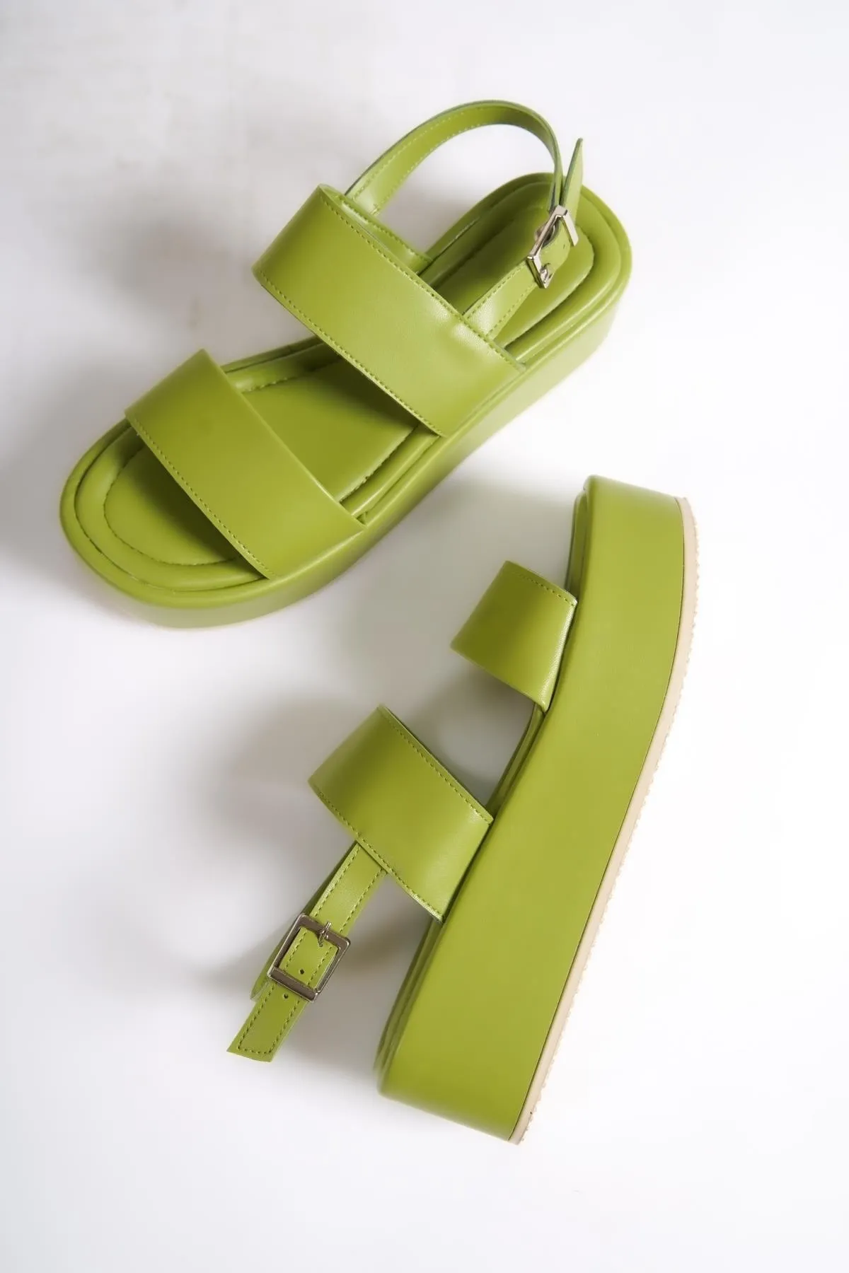 Capone Outfitters  Capone dicke, doppelt geschnallte Keilabsatz-Pistaziengrüne Damen-Flatform-Sandalen