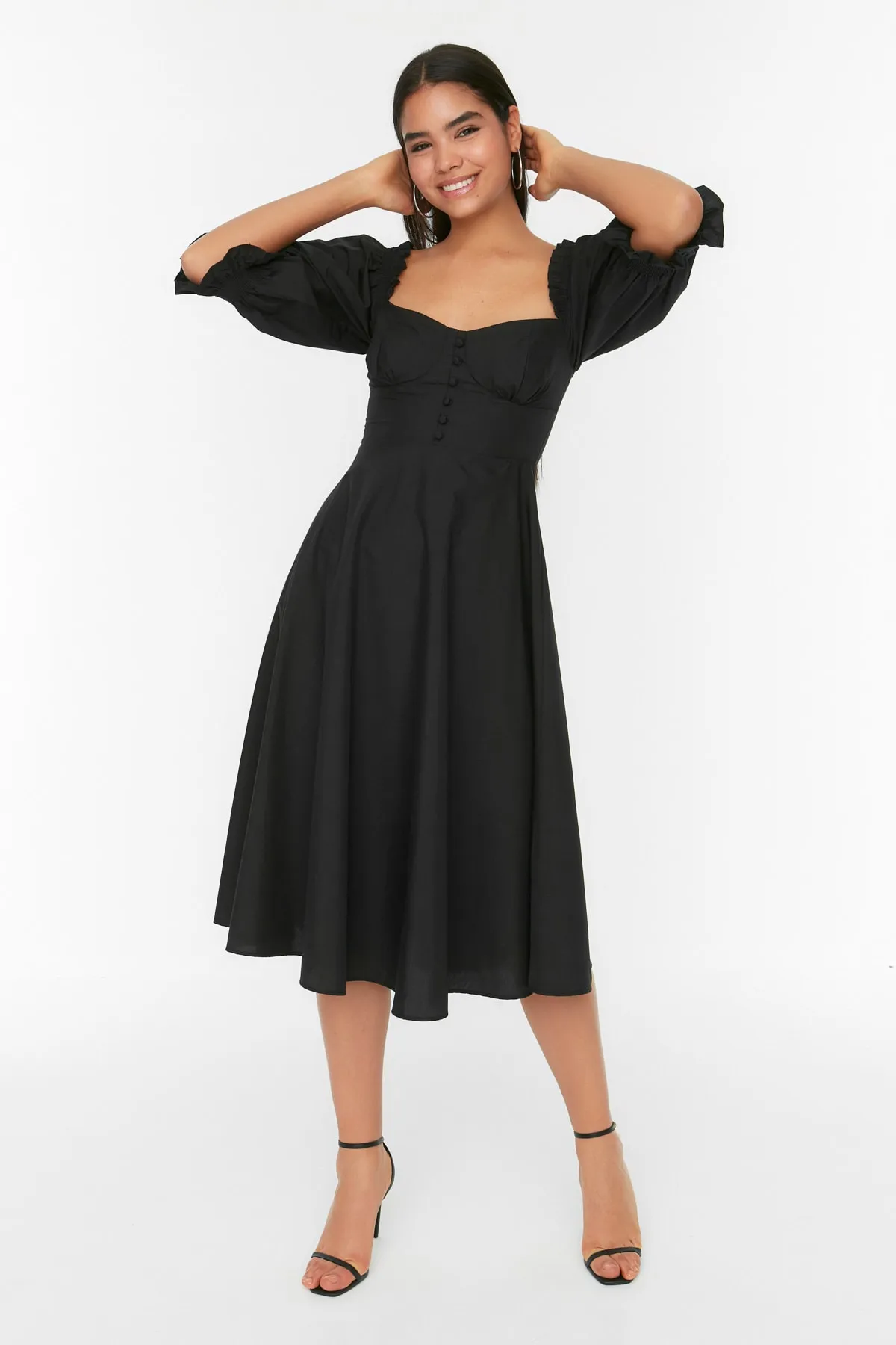 Trendyol Collection  Schwarzes, detailliertes Webkleid mit Ärmeln TWOSS22EL2817