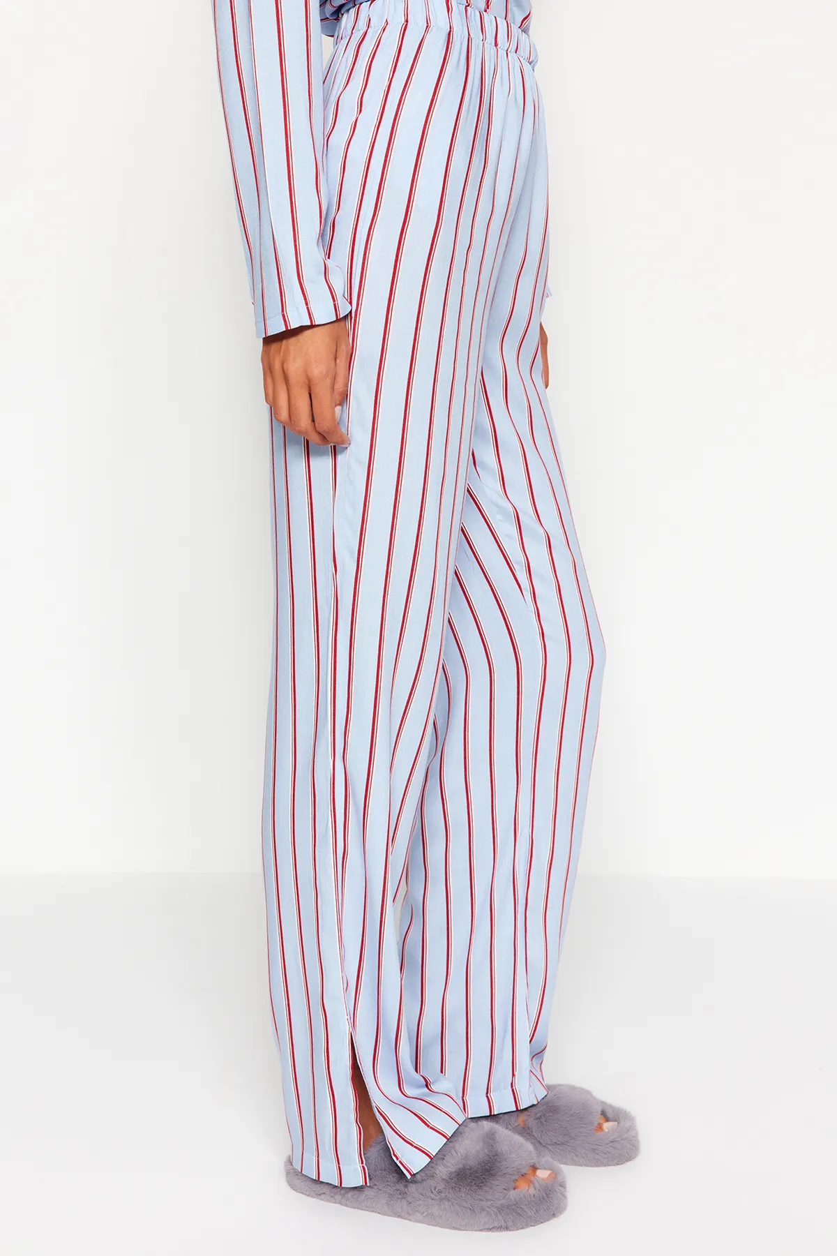 Trendyol Collection  Blau gestreiftes Pyjama-Set aus Viskose-Hemd und -Hose mit Schlitzdetail THMAW23PT00158