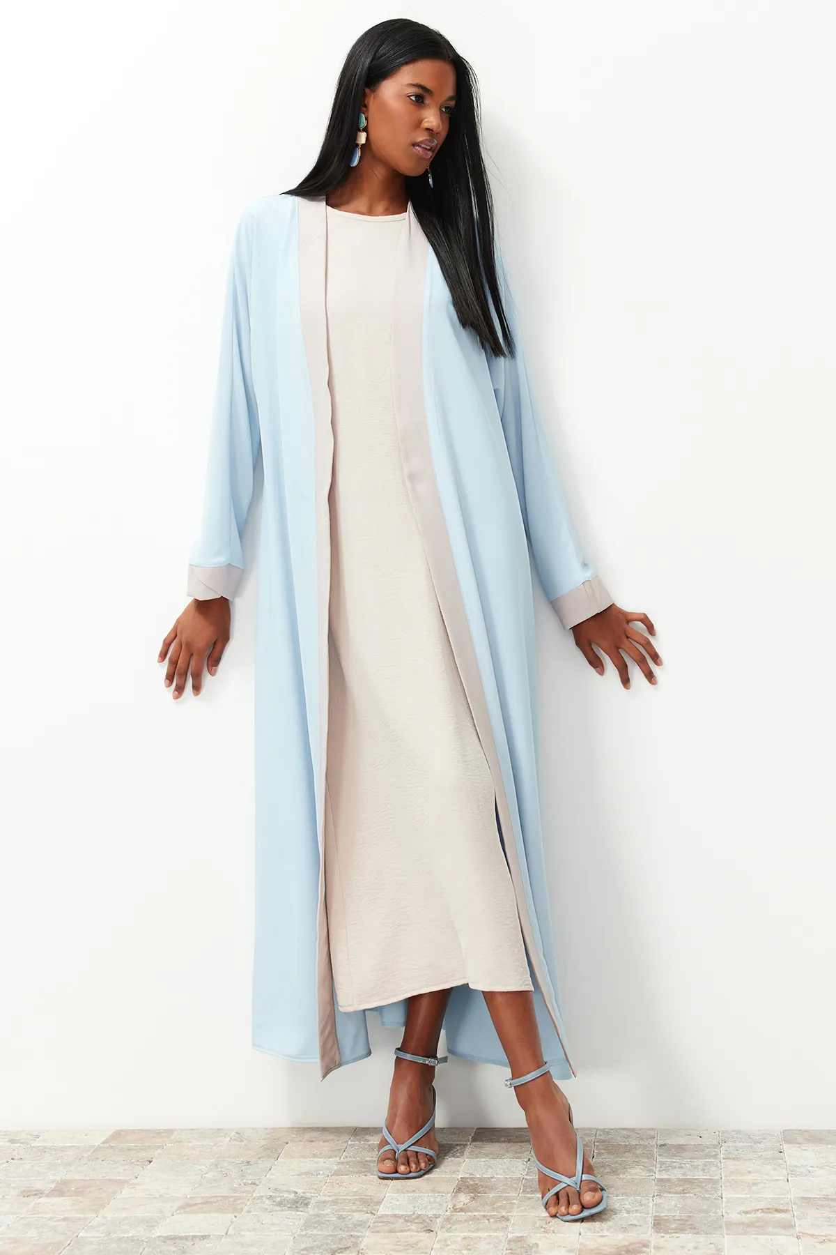 Trendyol Modest  Blaue, farblich blockierte, lange gewebte Kappe & Ferace & Abaya TCTSS24KF00009