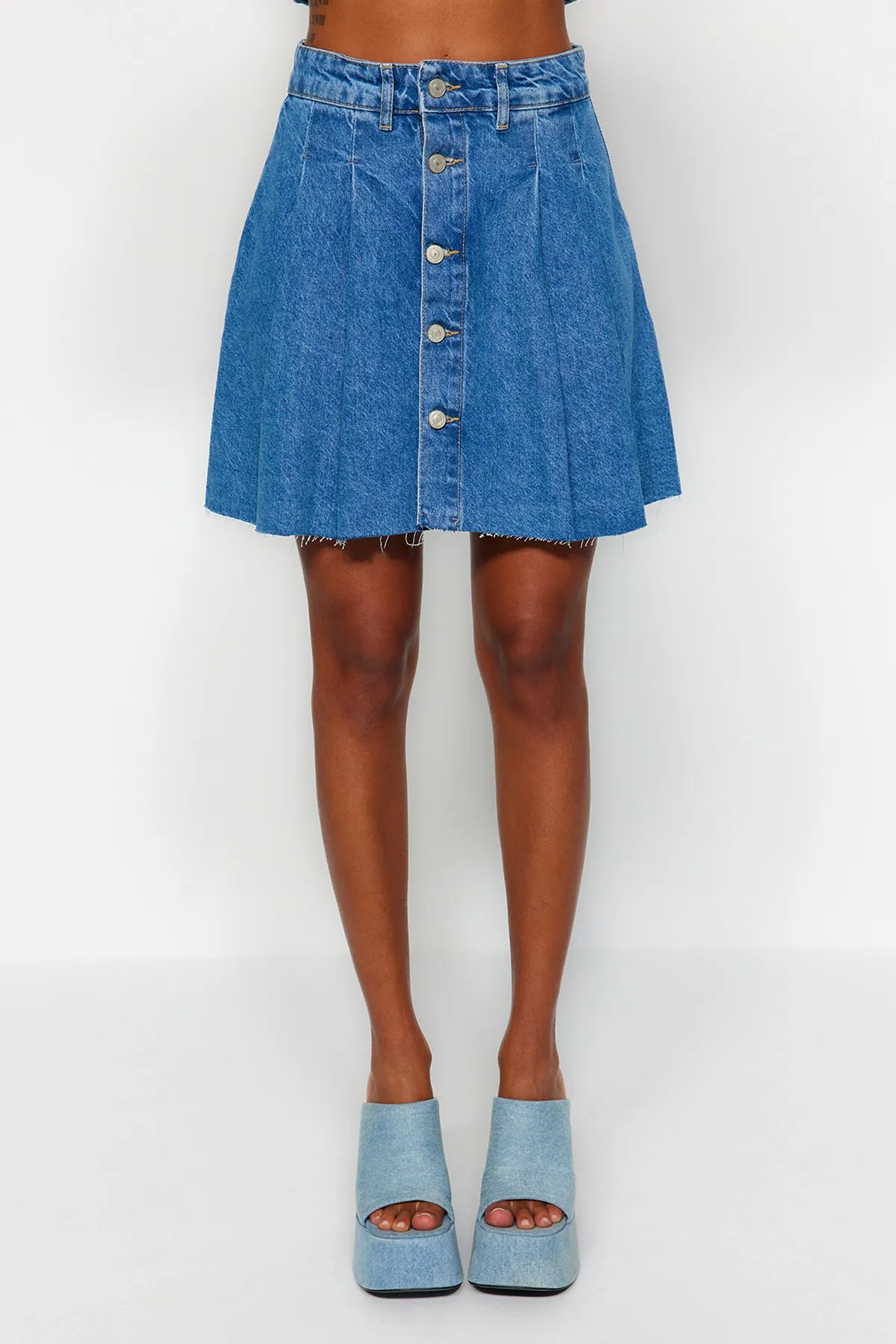 Trendyol Collection  Dunkelblauer plissierter Mini-Jeansrock mit Knopfleiste vorne TWOSS23ET00111