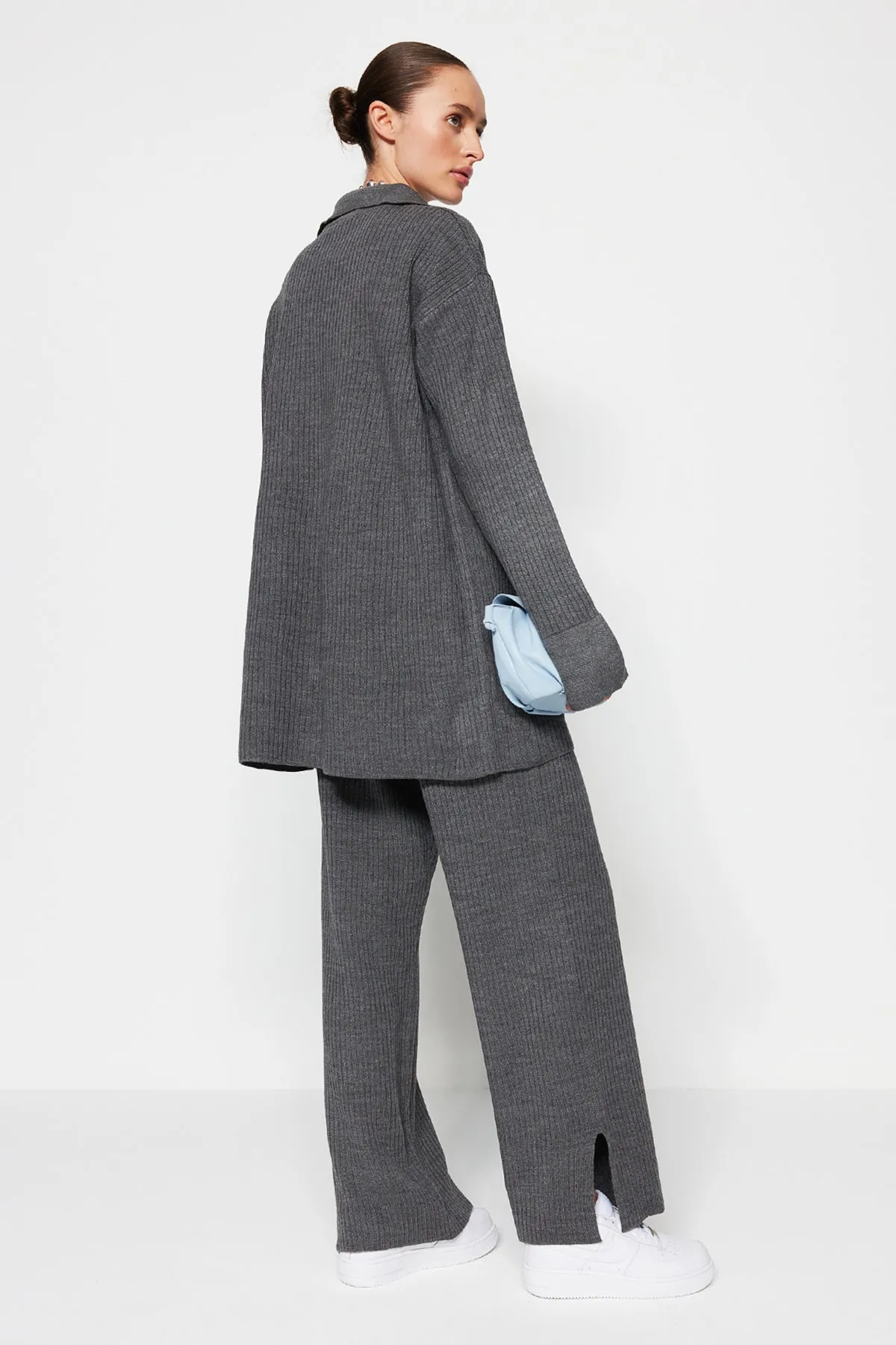 Trendyol Modest  Anthrazitfarbenes Strickset mit Cardigan und Hose und Schlitzdetail TCTAW23US00028