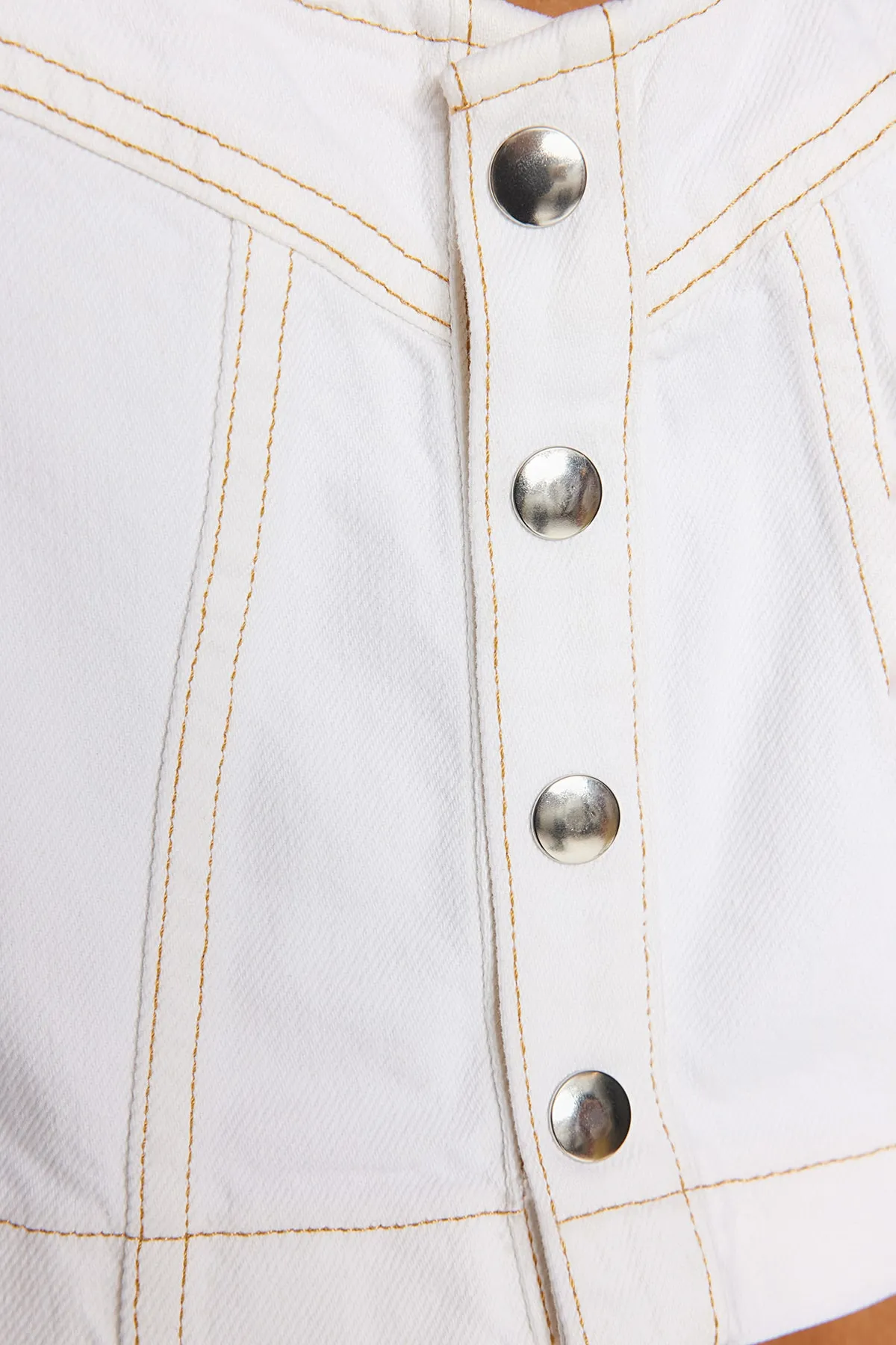 Trendyol Collection  Weißes Jeans-Bustier in limitierter Auflage mit Nieten-Detail TWOSS23BS00015