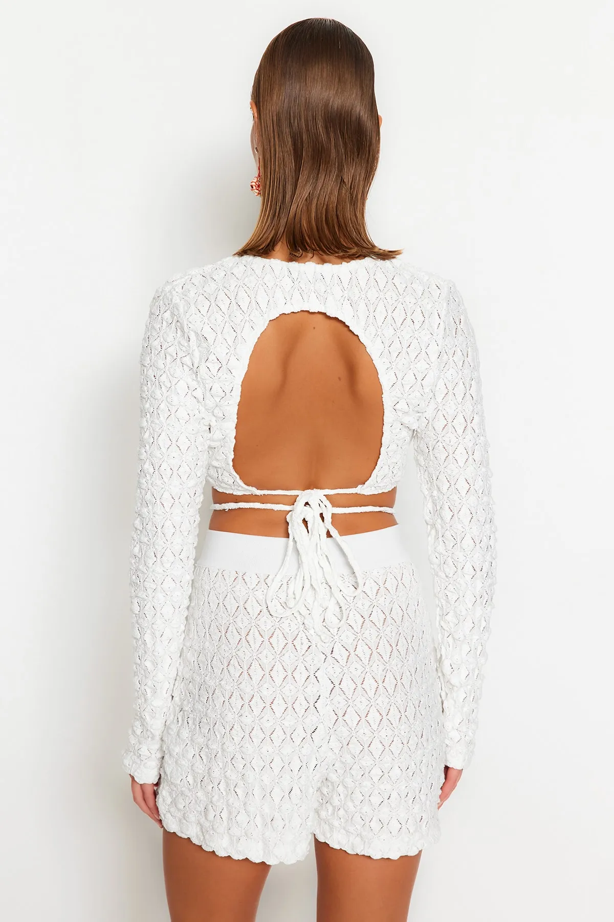 Trendyol Collection  Ecrufarbenes Strick-Set mit Bluse und Shorts zum Binden TBESS23AU00106