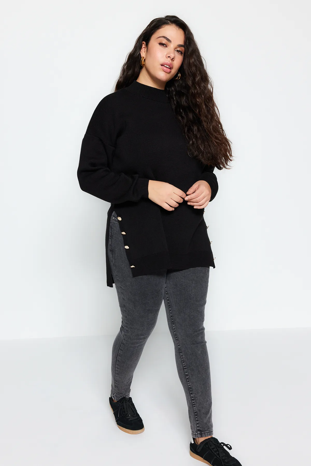 Trendyol Curve  Schwarzer Rollkragenpullover mit Knöpfen und detailliertem Rollkragen TBBAW24AN00076