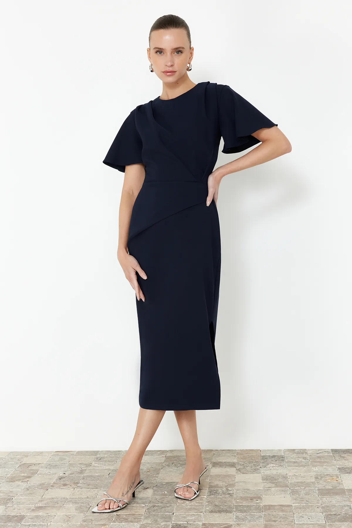 Trendyol Collection  Marineblaues, gerade geschnittenes, gerafftes Midikleid aus Webstoff TWOSS24EL00713