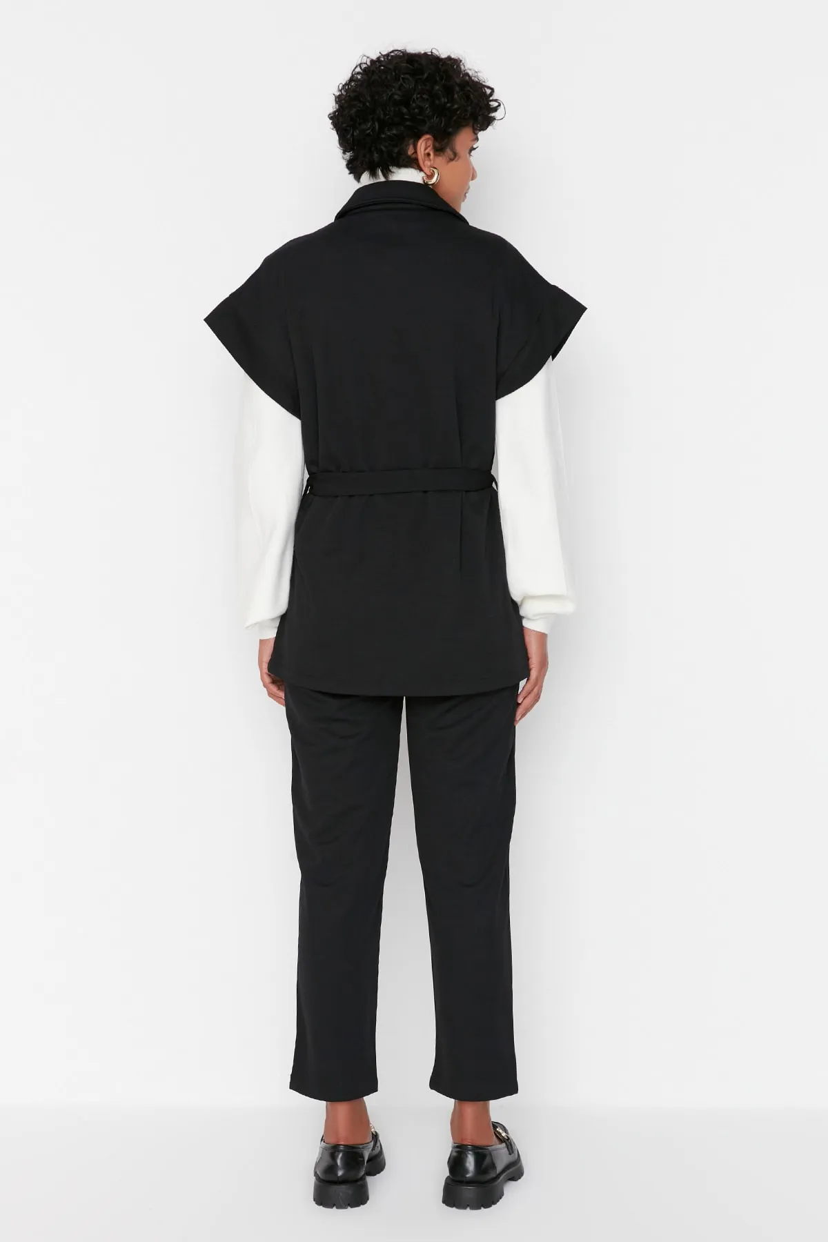 Trendyol Modest  Schwarz-goldener Strickanzug mit Weste und Hose mit Knöpfen TCTAW22US0062