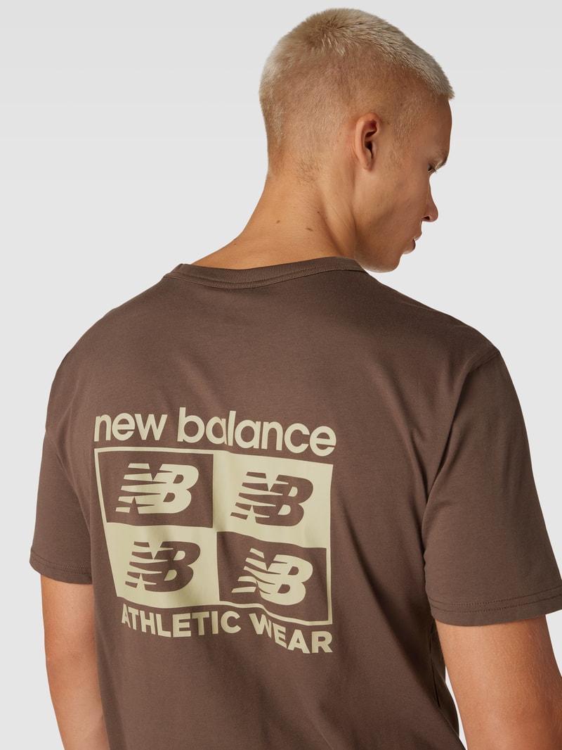 T-Shirt mit Label-Detail in dunkelbraun