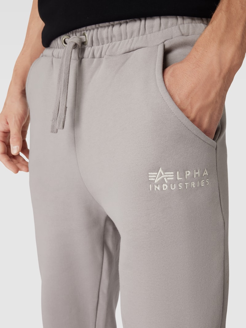Sweatpants mit Label-Print in hellgrau