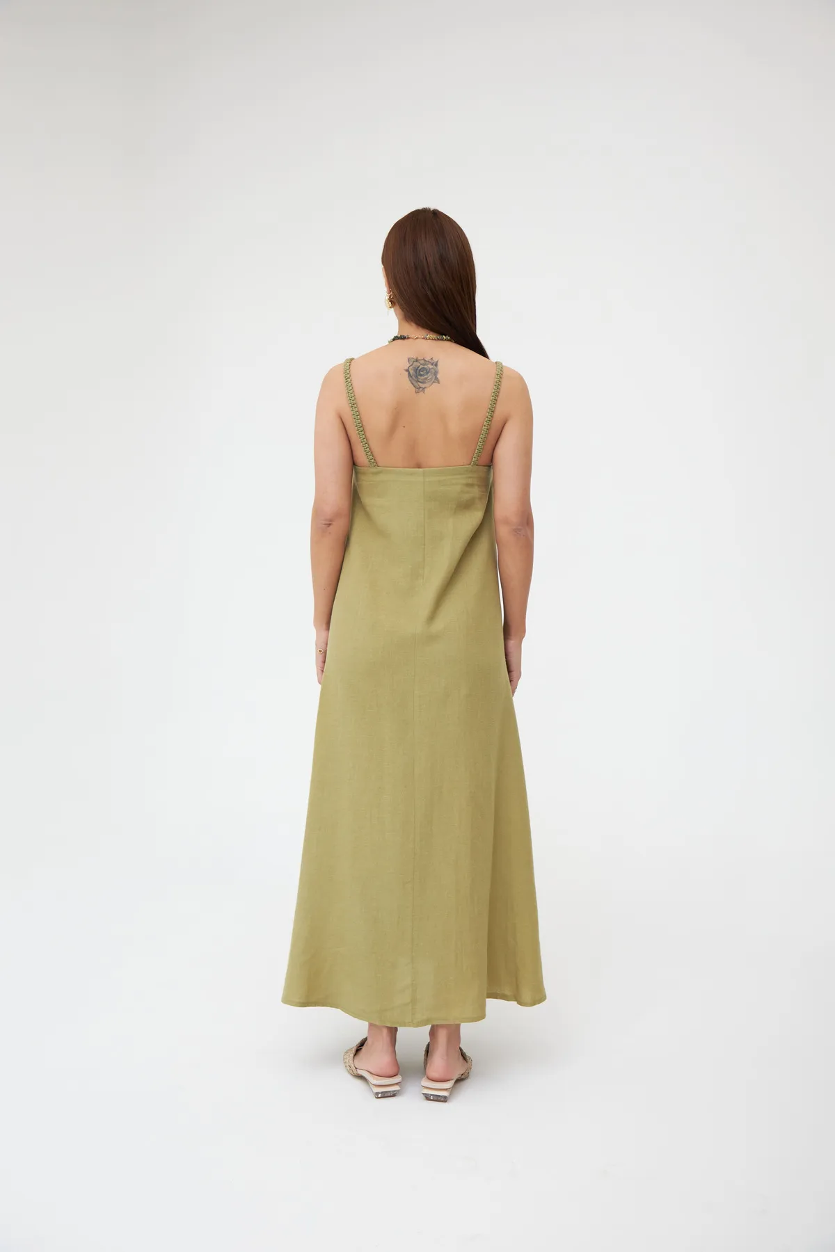 Laluvia  Langes Kleid aus khakifarbenem Strick mit Trägern aus Leinen