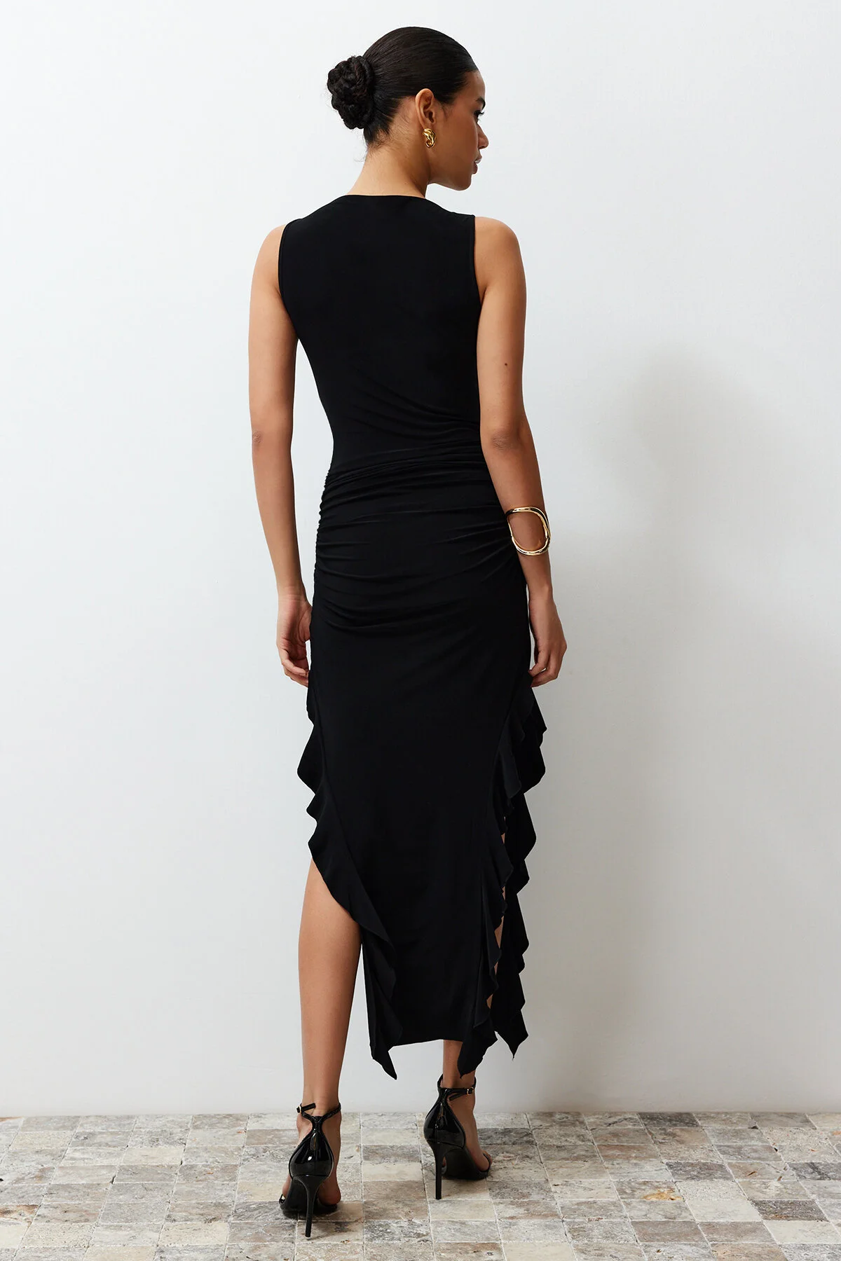 Trendyol Collection  Schwarzes, figurbetontes, ärmelloses, dehnbares, dickes Sandy-Maxi-Bleistiftkleid mit Schlitz und Rüschendetail TWOSS24EL00688