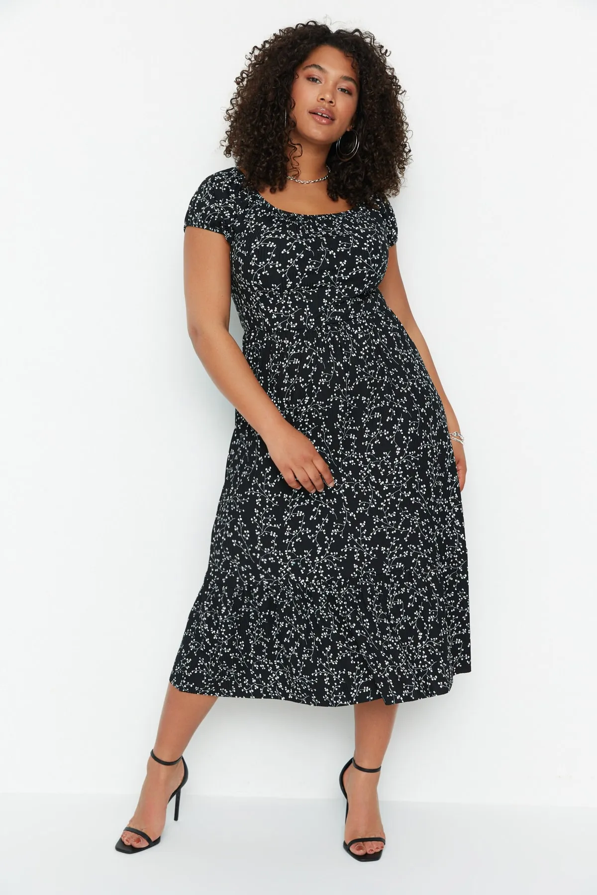 Trendyol Curve  Schwarzes Strickkleid mit Blumenmuster TBBSS22AH00009